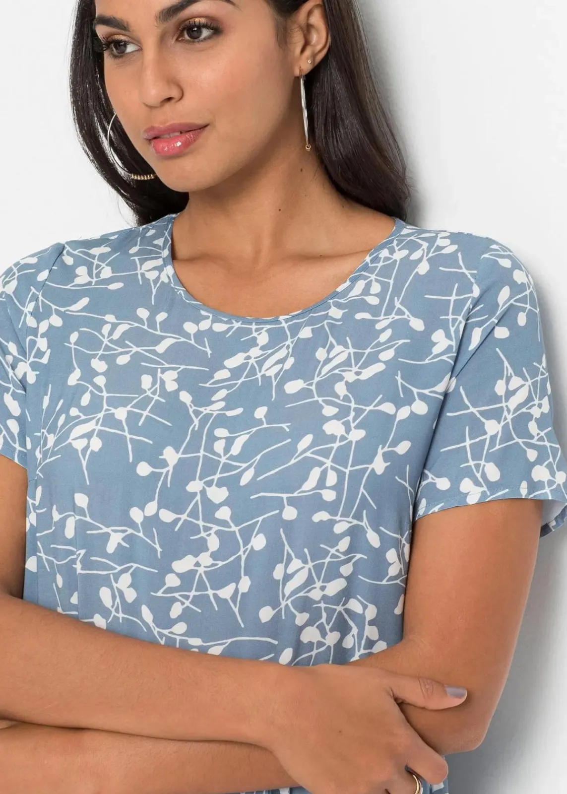 bonprix Bekleidung·Pullover & Strickjacken|Kleider^Minikleid aus fließender Viskose hellblau/wollweiß geblümt