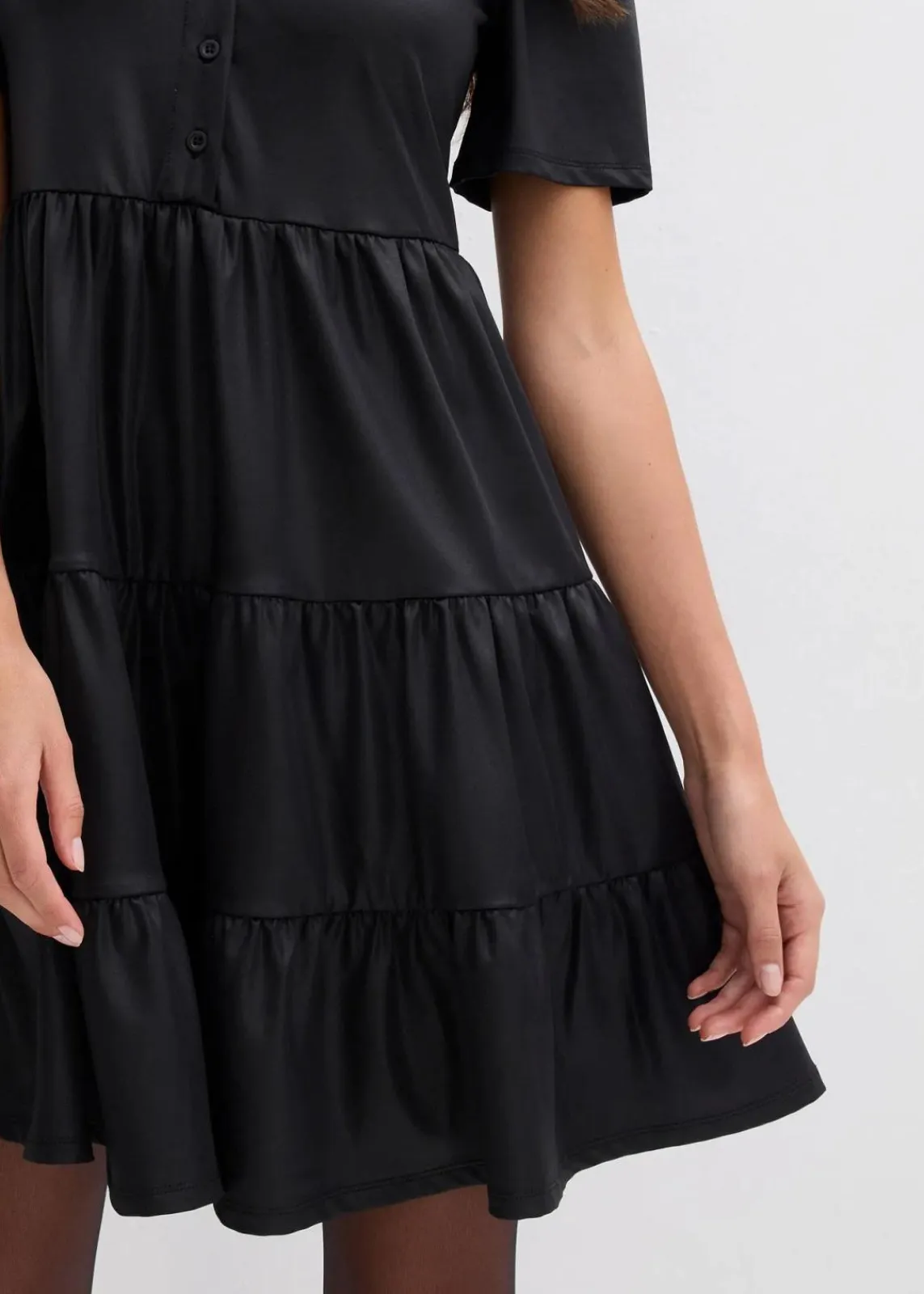 bonprix Bekleidung·Pullover & Strickjacken|Kleider^Minikleid aus glänzendem Material schwarz