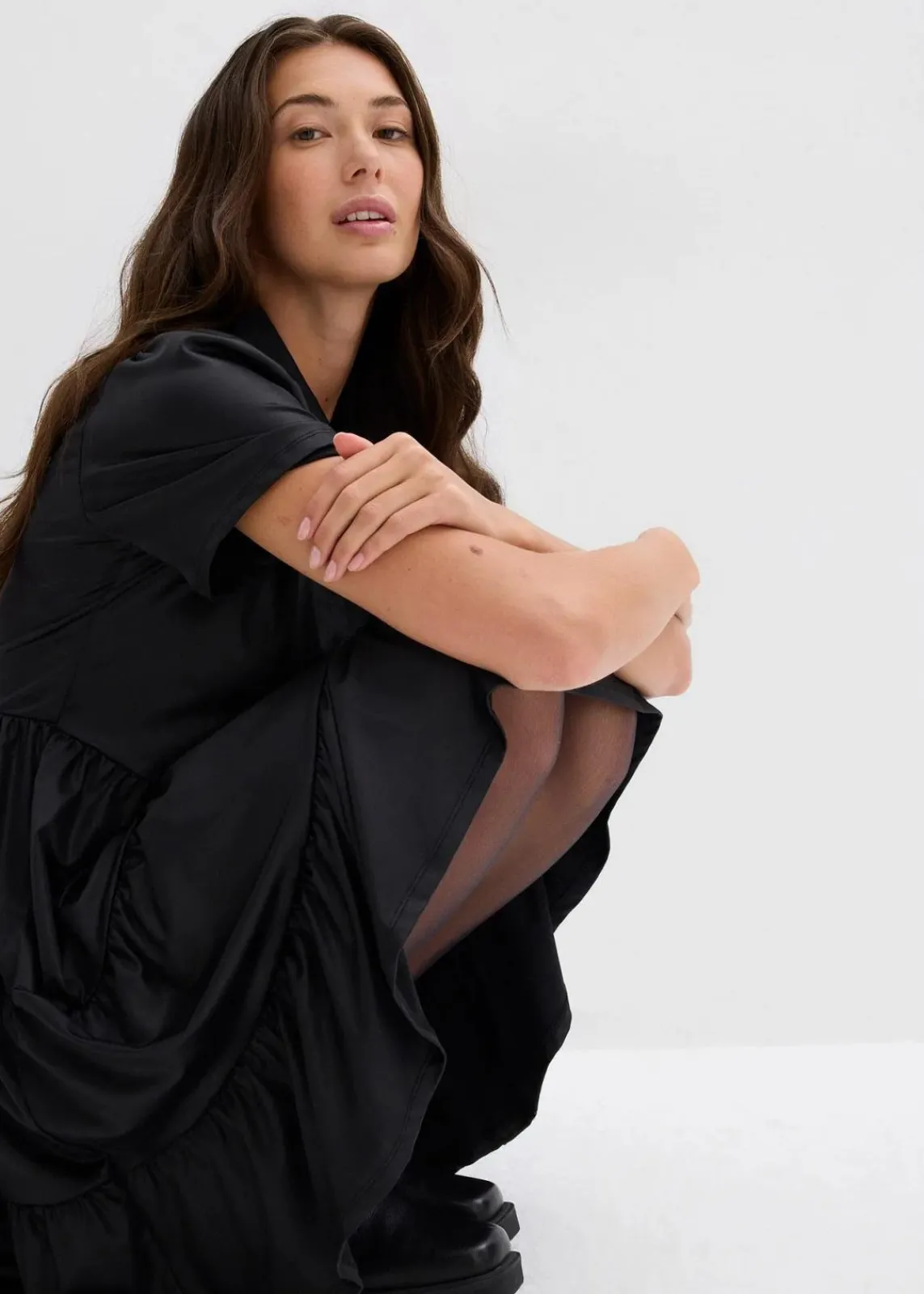 bonprix Bekleidung·Pullover & Strickjacken|Kleider^Minikleid aus glänzendem Material schwarz
