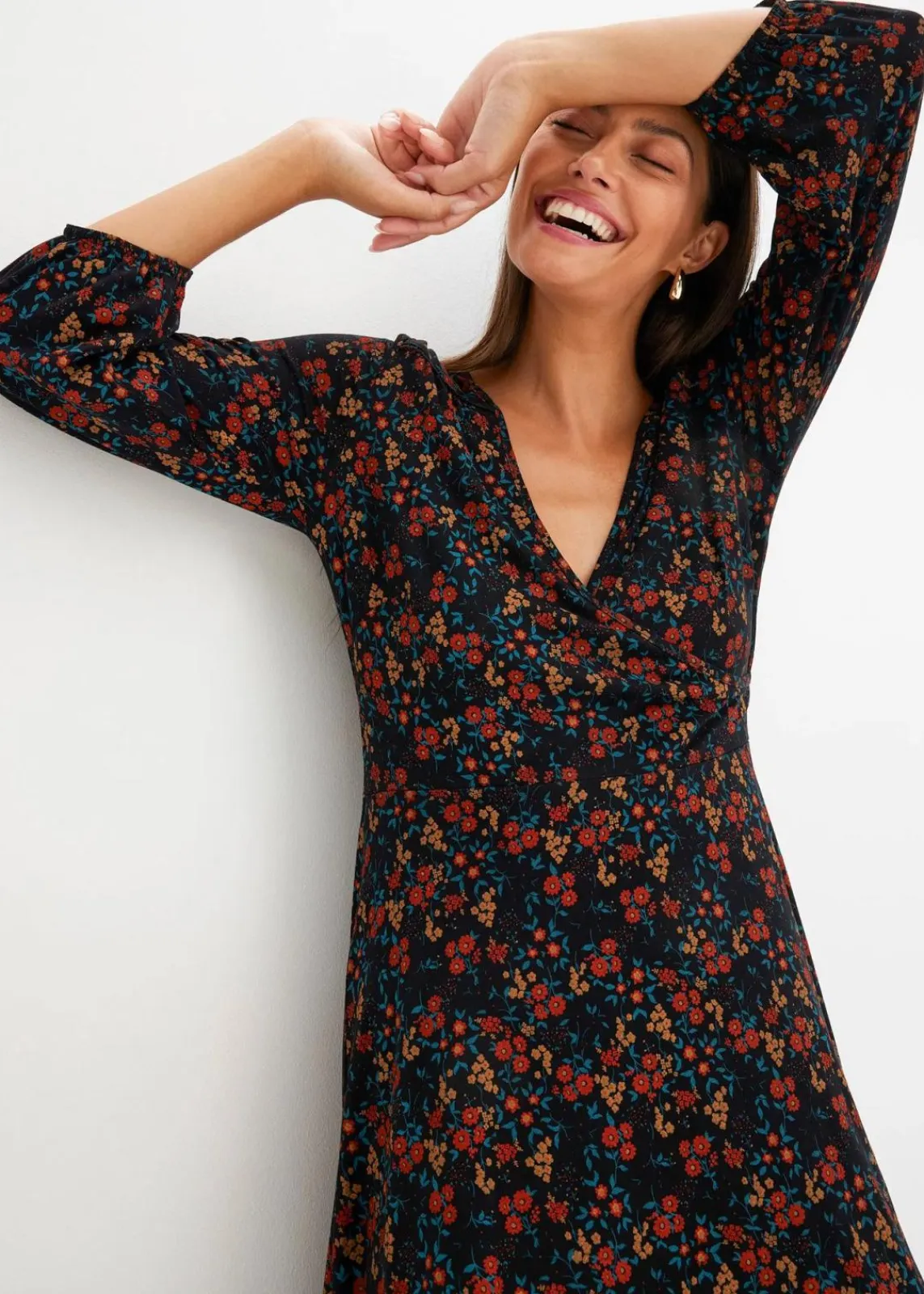 bonprix Kleider|Bekleidung·Pullover & Strickjacken^Minikleid aus Viskose-Mix schwarz/dunkelorange geblümt
