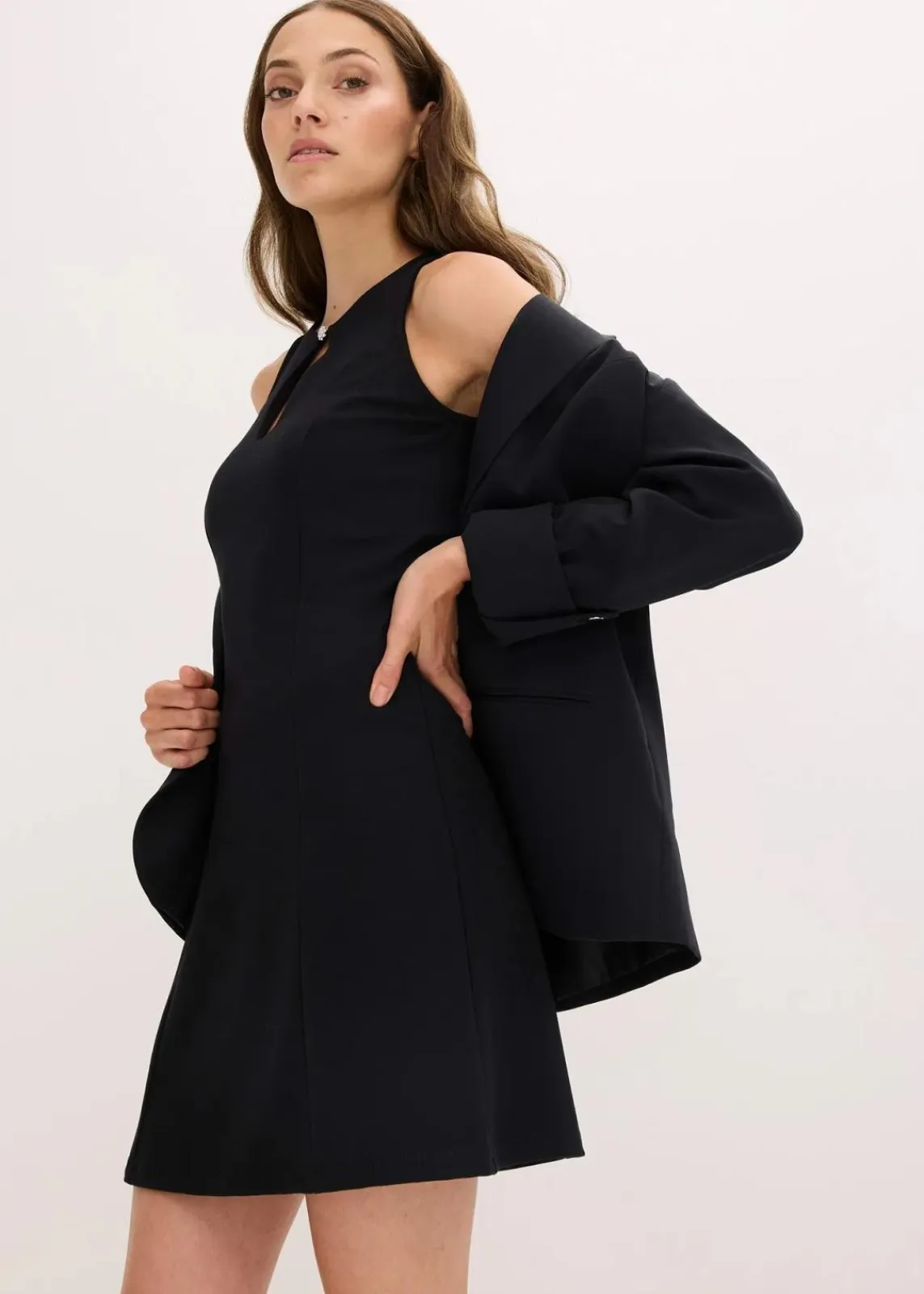 bonprix Kleider^Minikleid mit Schmuck-Knopf schwarz