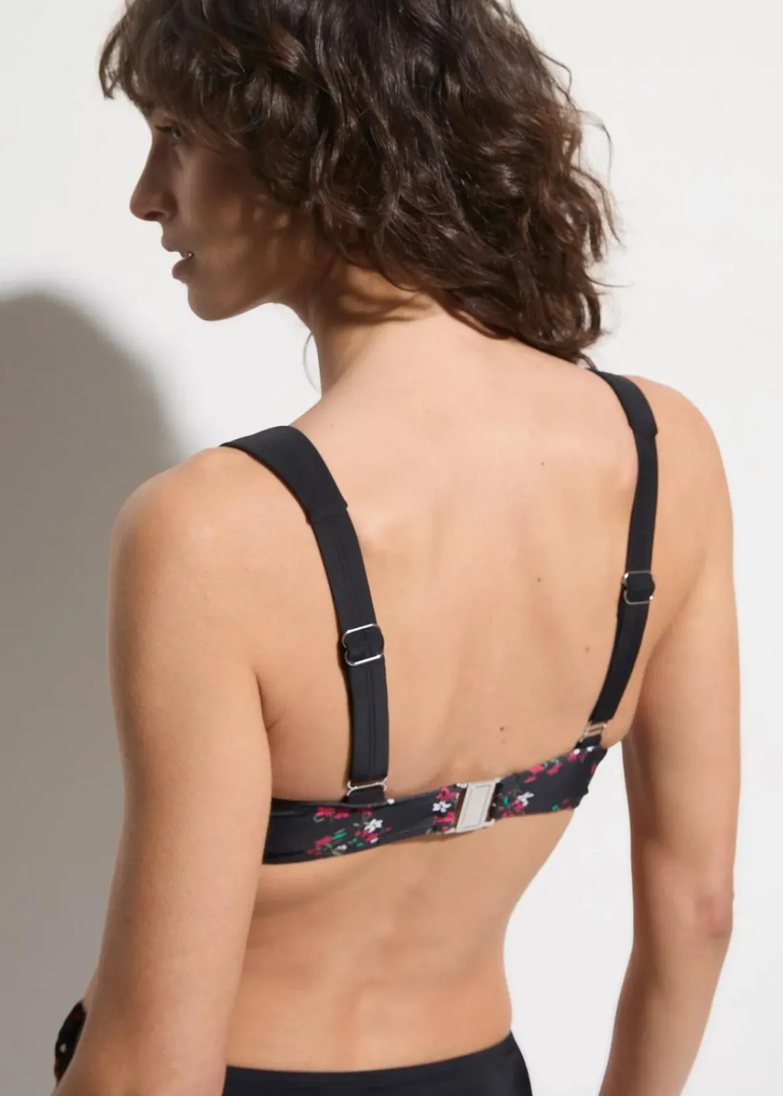 bonprix Nachhaltigere Materialien|Mix & Match^Minimizer Bikini Oberteil schwarz/himbeere geblümt