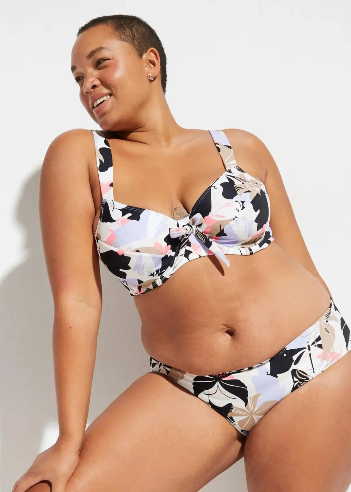 bonprix Große Cups D-F|Nachhaltigere Materialien^Minimizer-Bikini mit gepolsterten Trägern (2-tlg.Set) weiß/schwarz/flieder floral