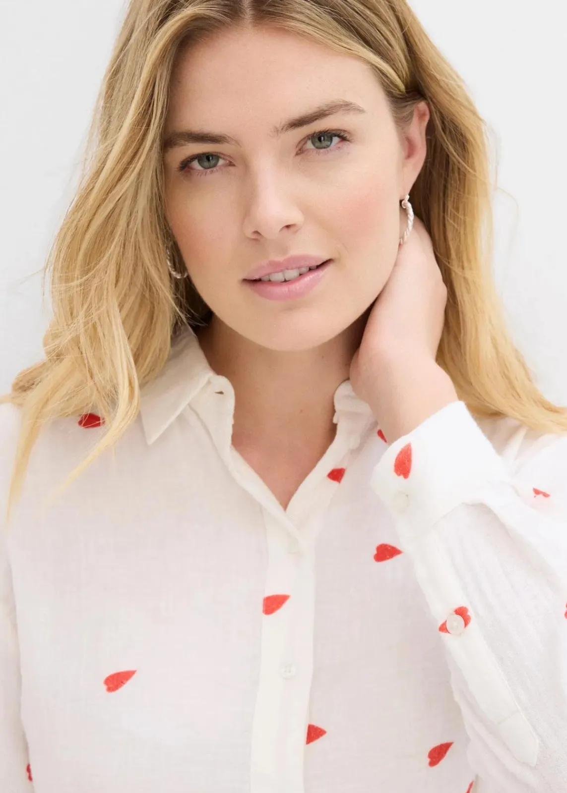 bonprix Bekleidung·Jacken & Mäntel|Blusen & Tuniken^Musselin-Bluse mit Herzen weiß/erdbeere bedruckt