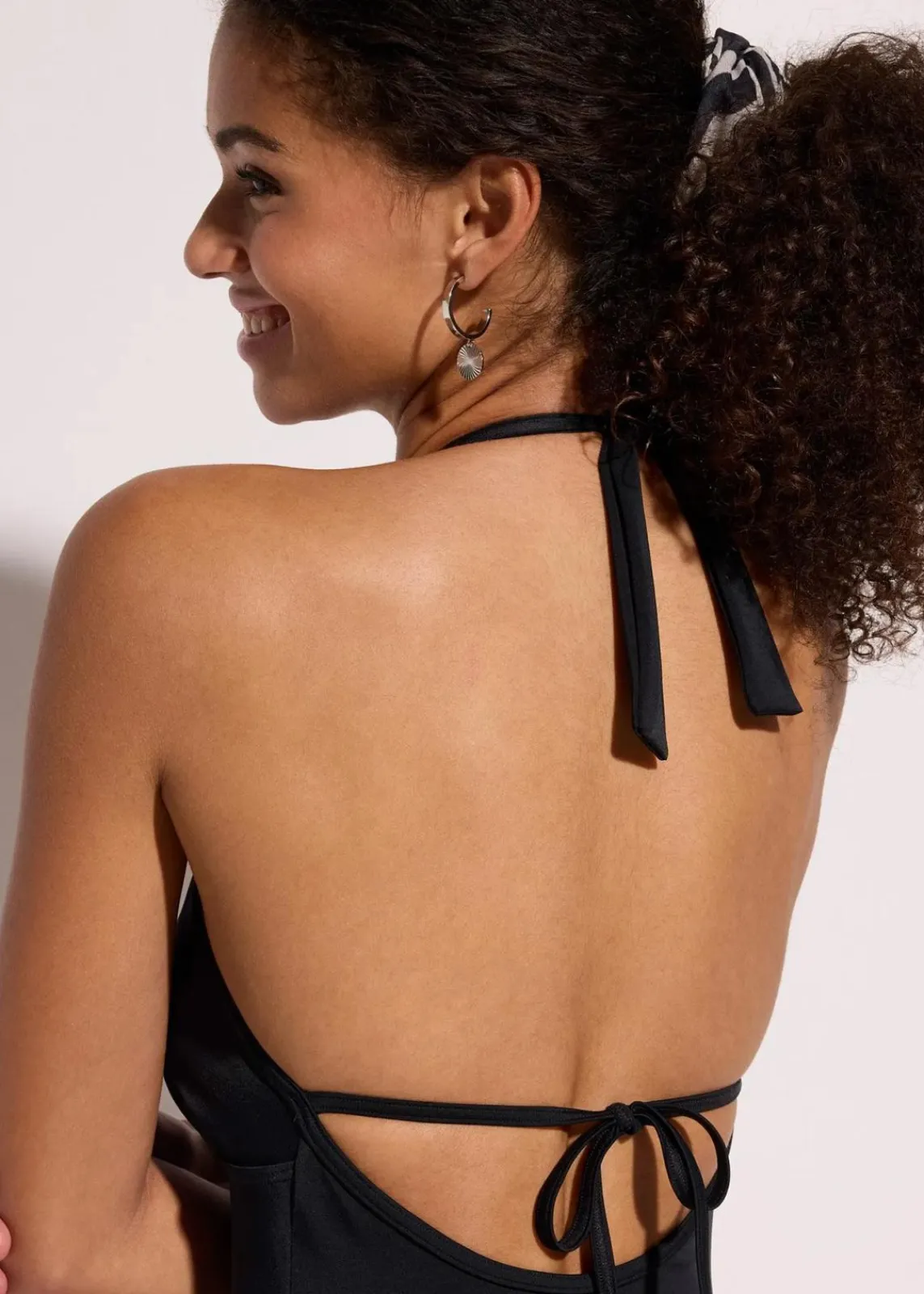 bonprix Nachhaltigere Materialien|Badeanzüge^Neckholder-Badeanzug mit tiefem Ausschnitt schwarz
