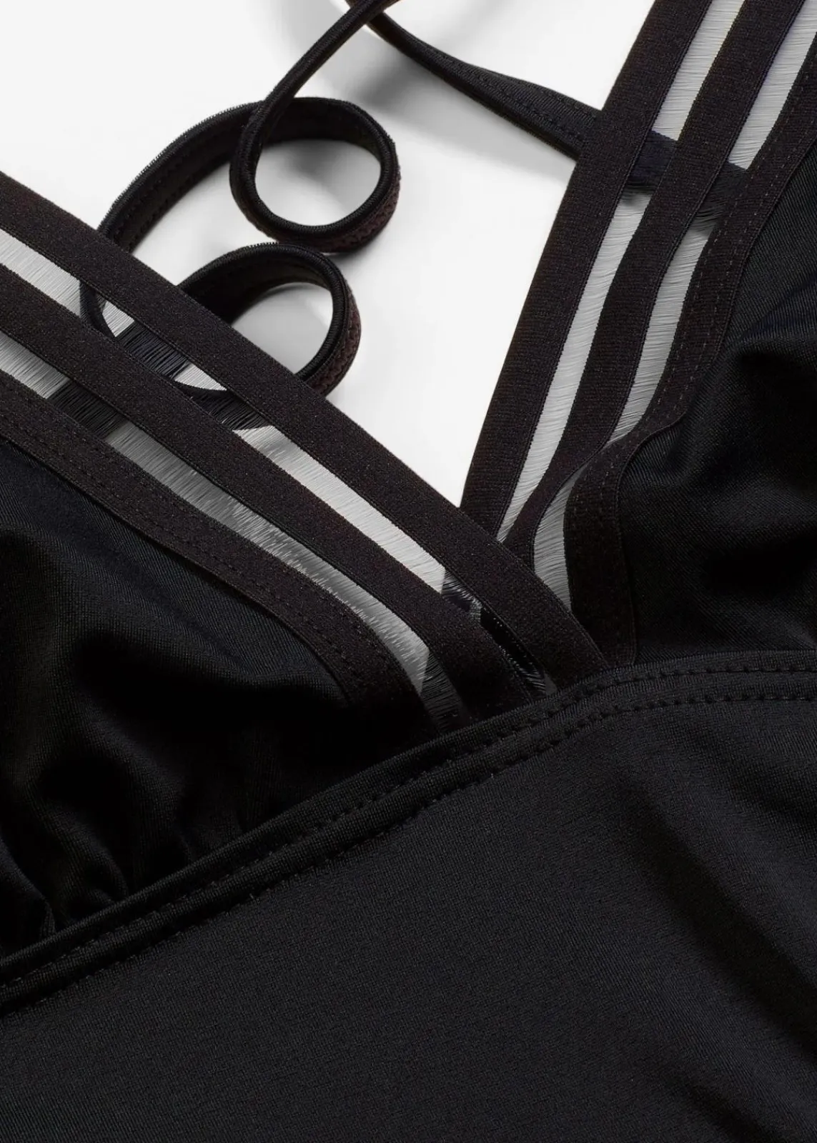bonprix Nachhaltigere Materialien|Badeanzüge^Neckholder-Badeanzug mit tiefem Ausschnitt schwarz