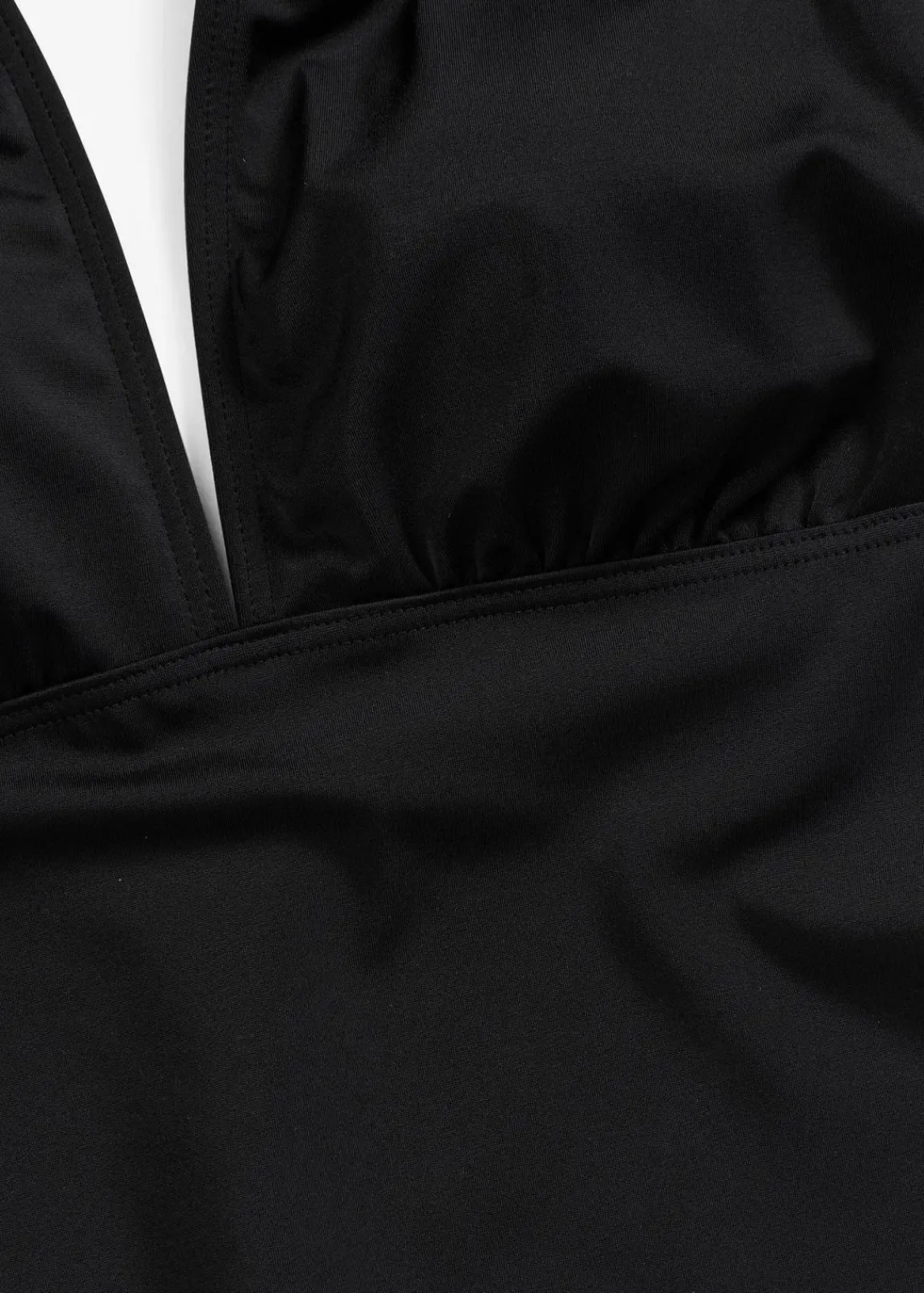 bonprix Nachhaltigere Materialien|Badeanzüge^Neckholder-Badeanzug mit tiefem V-Ausschnitt schwarz