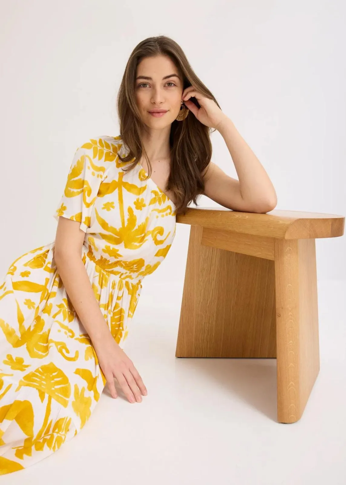 bonprix Bekleidung·Pullover & Strickjacken|Kleider^One-Shoulder-Kleid aus strukturierter Viskose weiß/lemoncurry floral