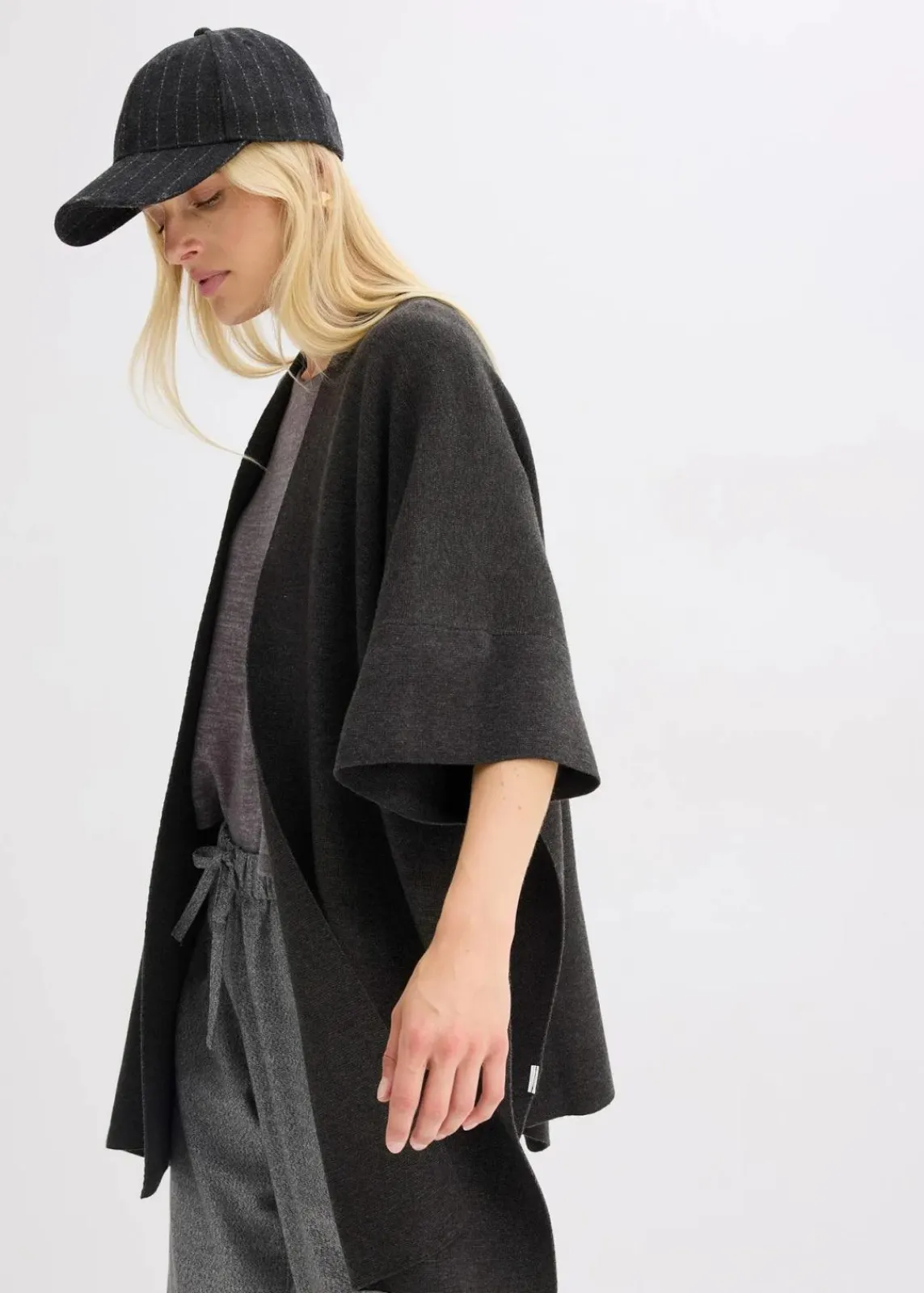 bonprix Jacken & Mäntel|Bekleidung·Hosen^Oversize Strick-Cape anthrazit meliert