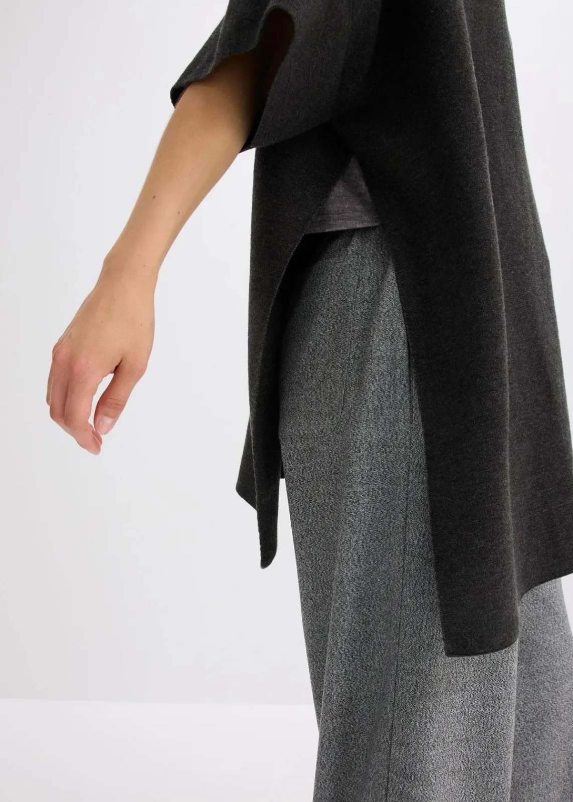 bonprix Jacken & Mäntel|Bekleidung·Hosen^Oversize Strick-Cape anthrazit meliert