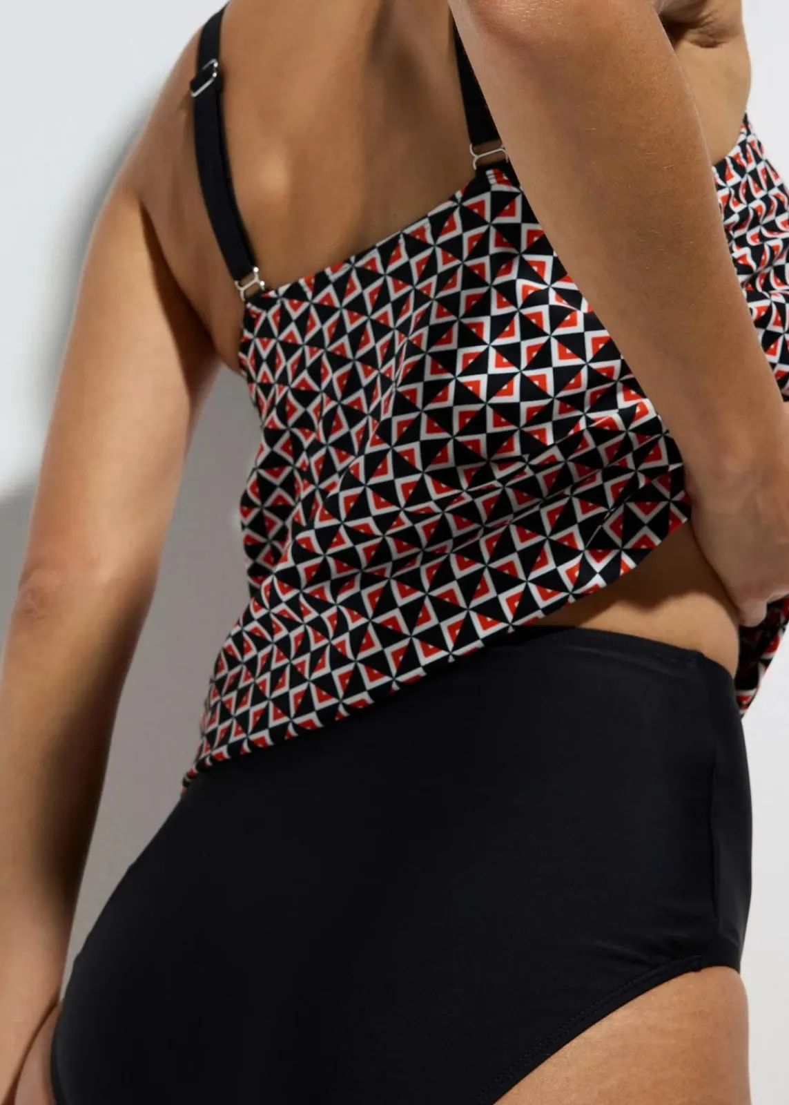 bonprix Nachhaltigere Materialien|Tankinis^Oversize Tankini mit Highwaist-Bikinihose (2-tlg.Set) weiß/schwarz/dunkelorange graphisch
