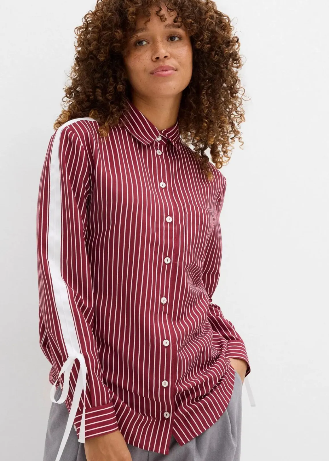 bonprix Blusen & Tuniken|Nachhaltigere Materialien^Oversize-Hemd aus reiner Bio-Baumwolle weiß/ahornrot gestreift