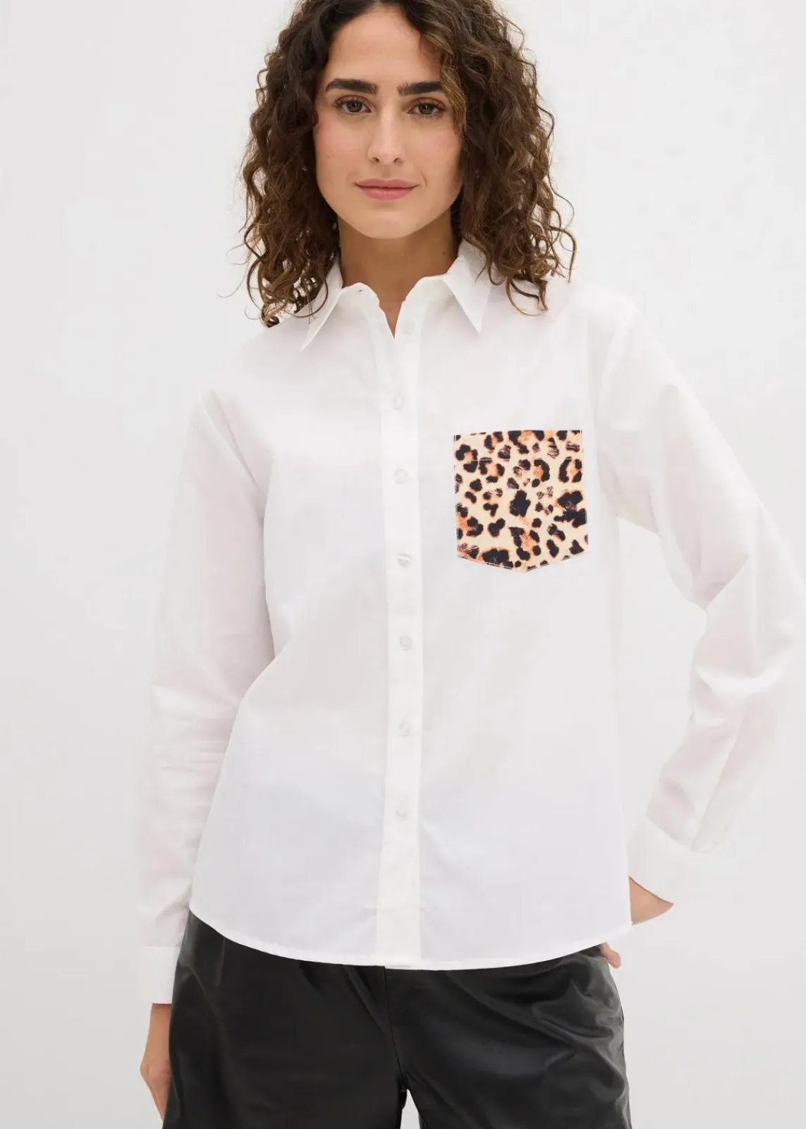 bonprix Bekleidung·Jacken & Mäntel|Blusen & Tuniken^Oversize-Hemd mit Kontrast Tasche weiß leo bedruckt