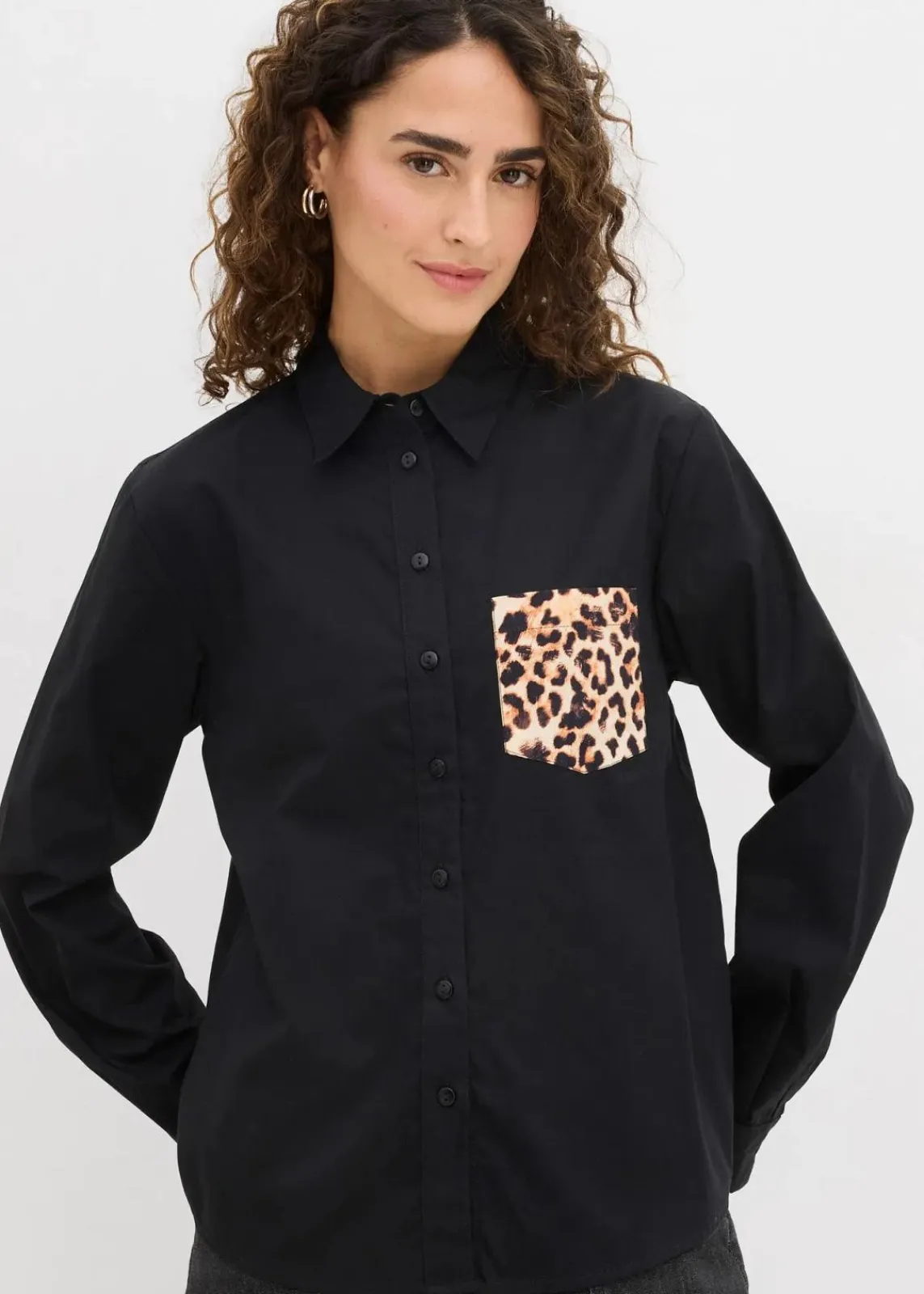 bonprix Blusen & Tuniken|Bekleidung·Jacken & Mäntel^Oversize-Hemd mit Kontrast Tasche schwarz leo bedruckt