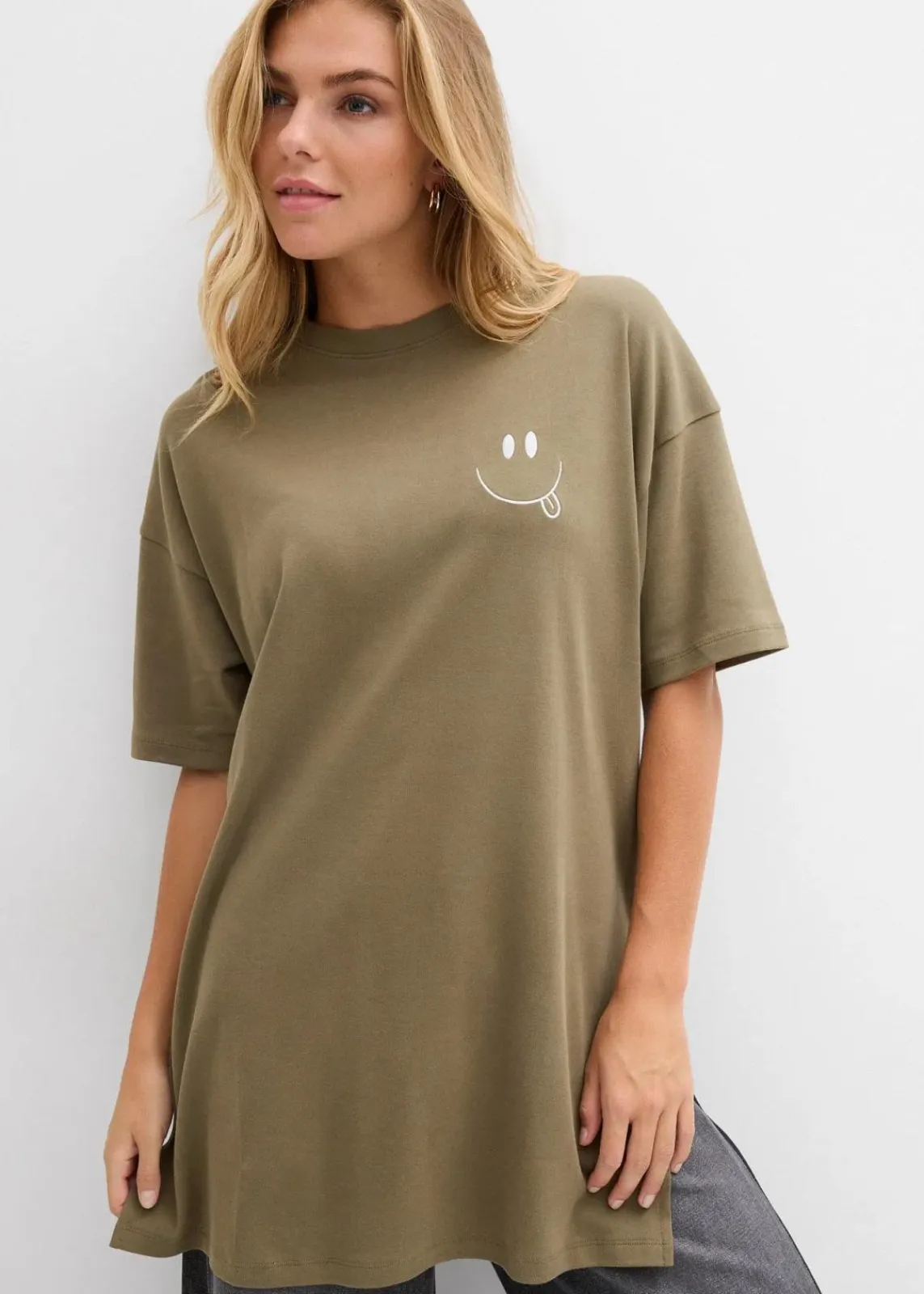 bonprix Nachhaltigere Materialien|Shirts & Tops^Oversize-Longshirt aus reiner Bio-Baumwolle schlammgrün bedruckt