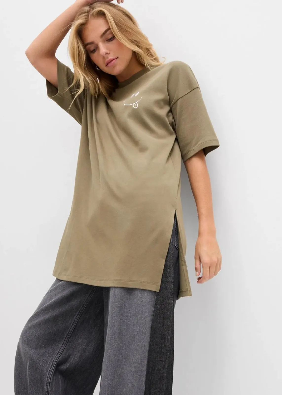 bonprix Nachhaltigere Materialien|Shirts & Tops^Oversize-Longshirt aus reiner Bio-Baumwolle schlammgrün bedruckt
