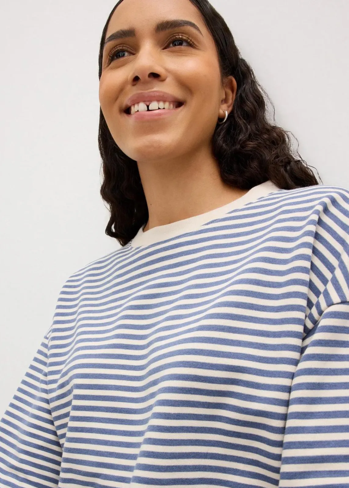 bonprix Bekleidung·Blusen & Tuniken|Bekleidung·Röcke^Oversize-Sweatshirt jeansblau/wollweiß gestreift
