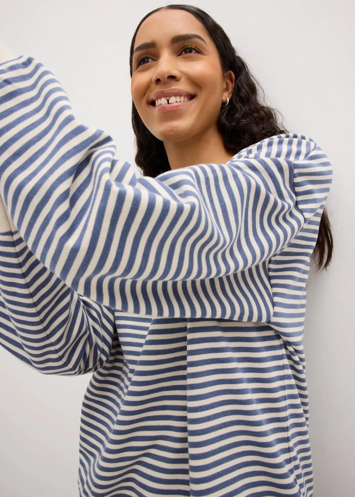 bonprix Bekleidung·Blusen & Tuniken|Bekleidung·Röcke^Oversize-Sweatshirt jeansblau/wollweiß gestreift