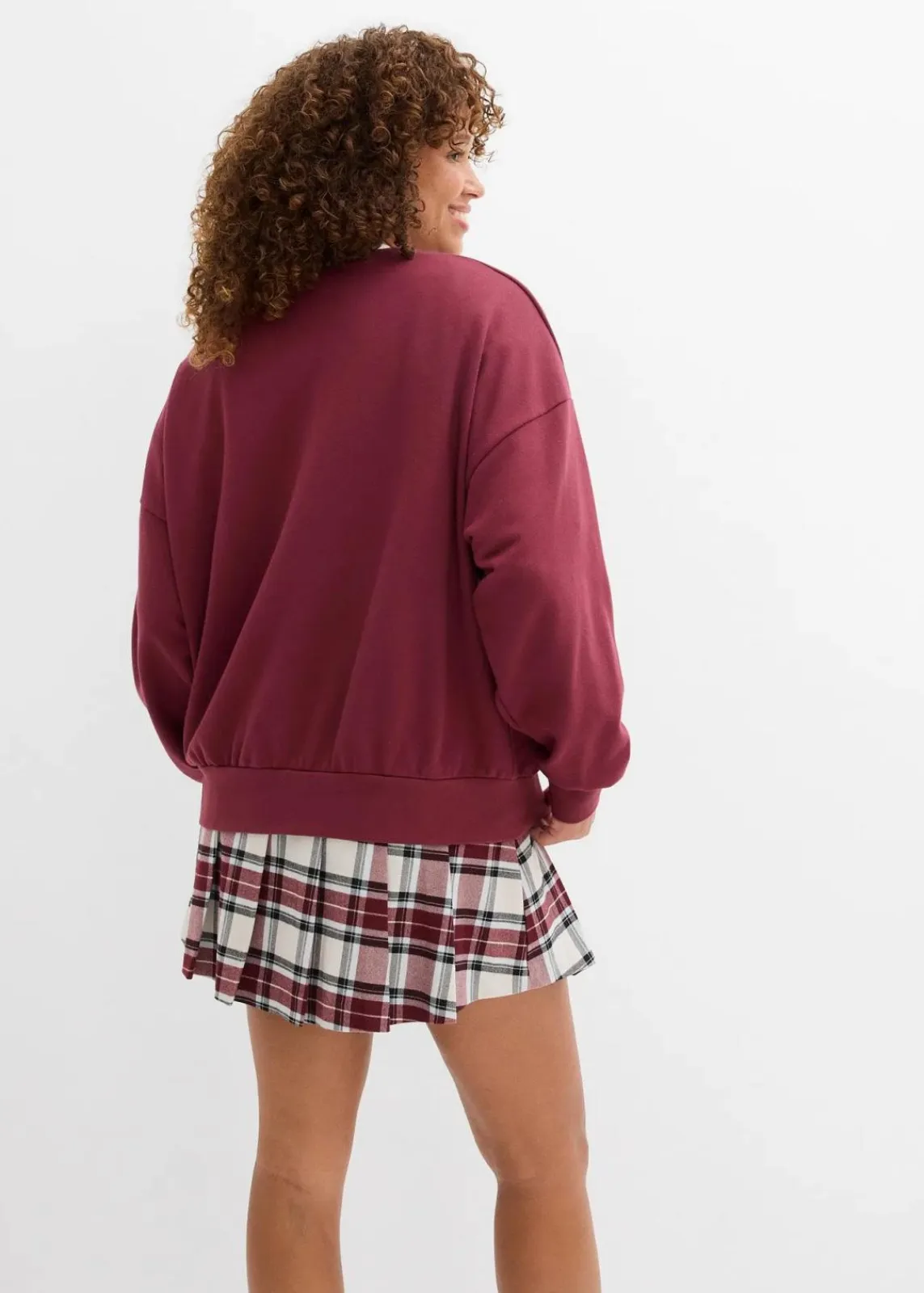bonprix Sweat|Nachhaltigere Materialien^Oversize-Sweatshirt ahornrot/weiß bedruckt