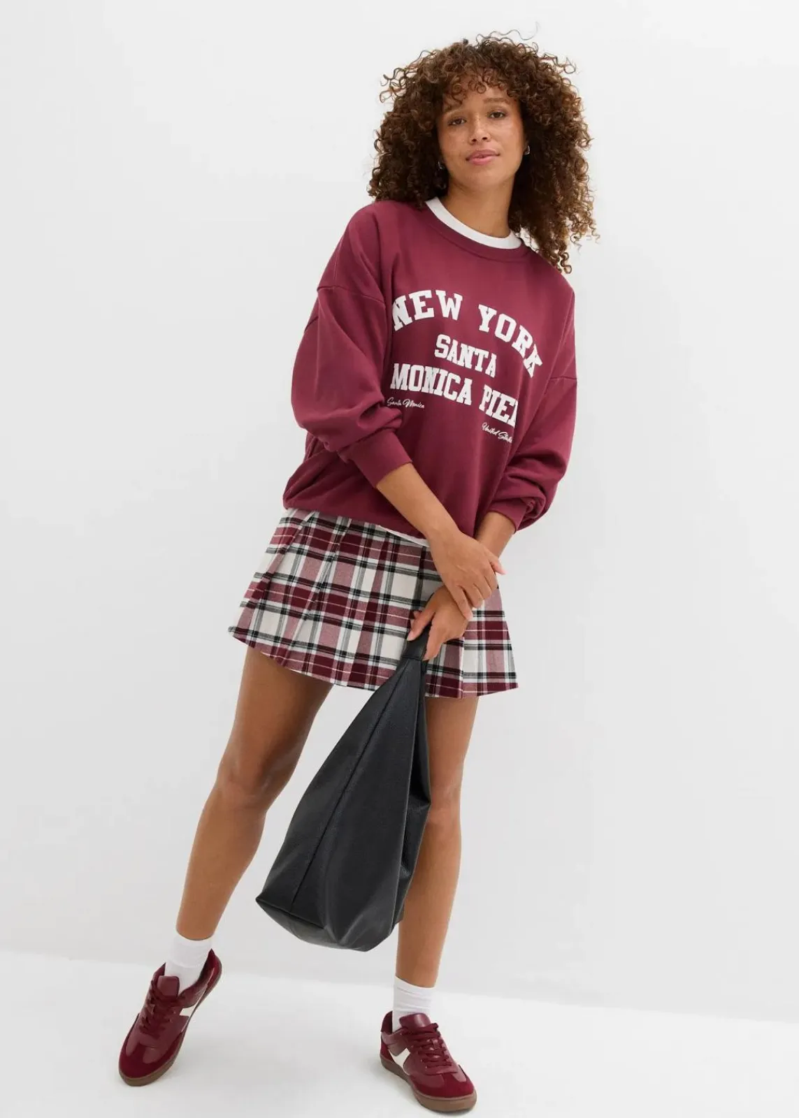 bonprix Sweat|Nachhaltigere Materialien^Oversize-Sweatshirt ahornrot/weiß bedruckt