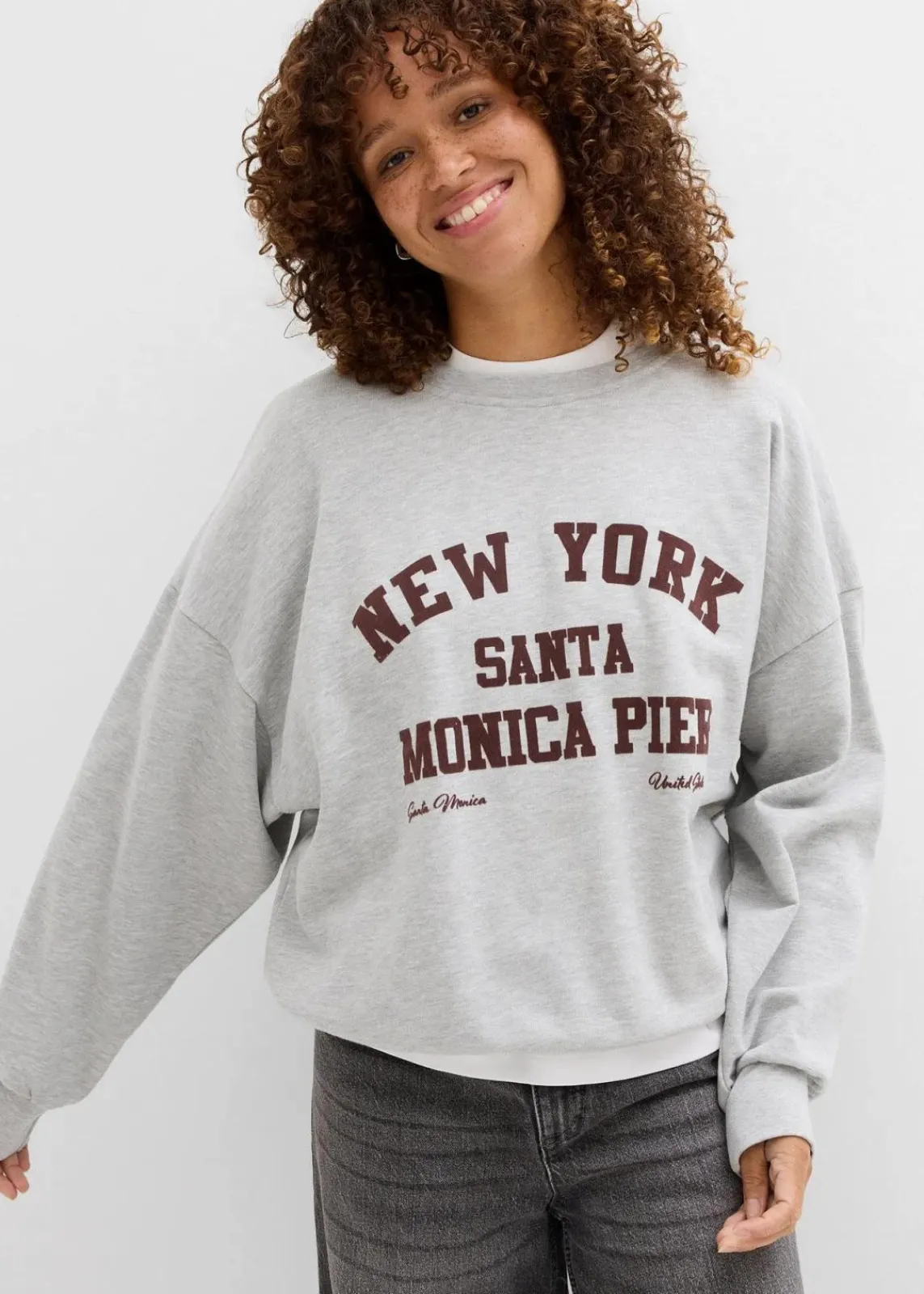 bonprix Nachhaltigere Materialien|Sweat^Oversize-Sweatshirt hellgrau meliert/weinrot bedruckt