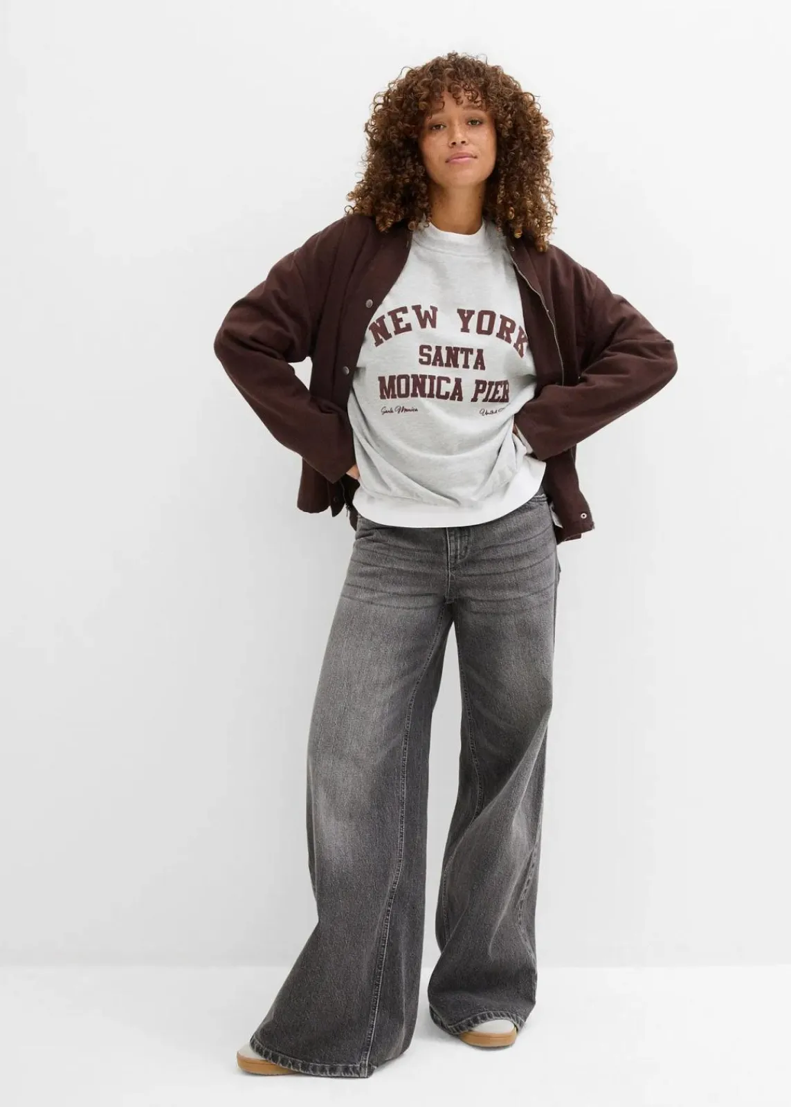 bonprix Nachhaltigere Materialien|Sweat^Oversize-Sweatshirt hellgrau meliert/weinrot bedruckt