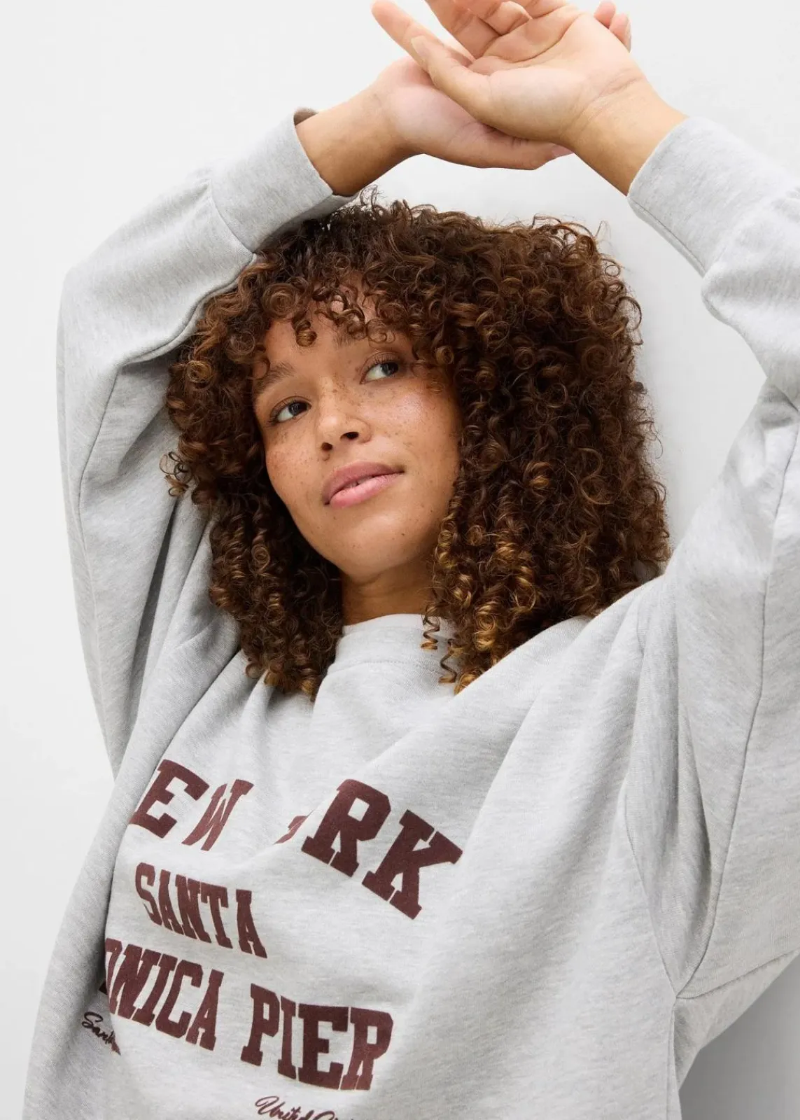 bonprix Nachhaltigere Materialien|Sweat^Oversize-Sweatshirt hellgrau meliert/weinrot bedruckt