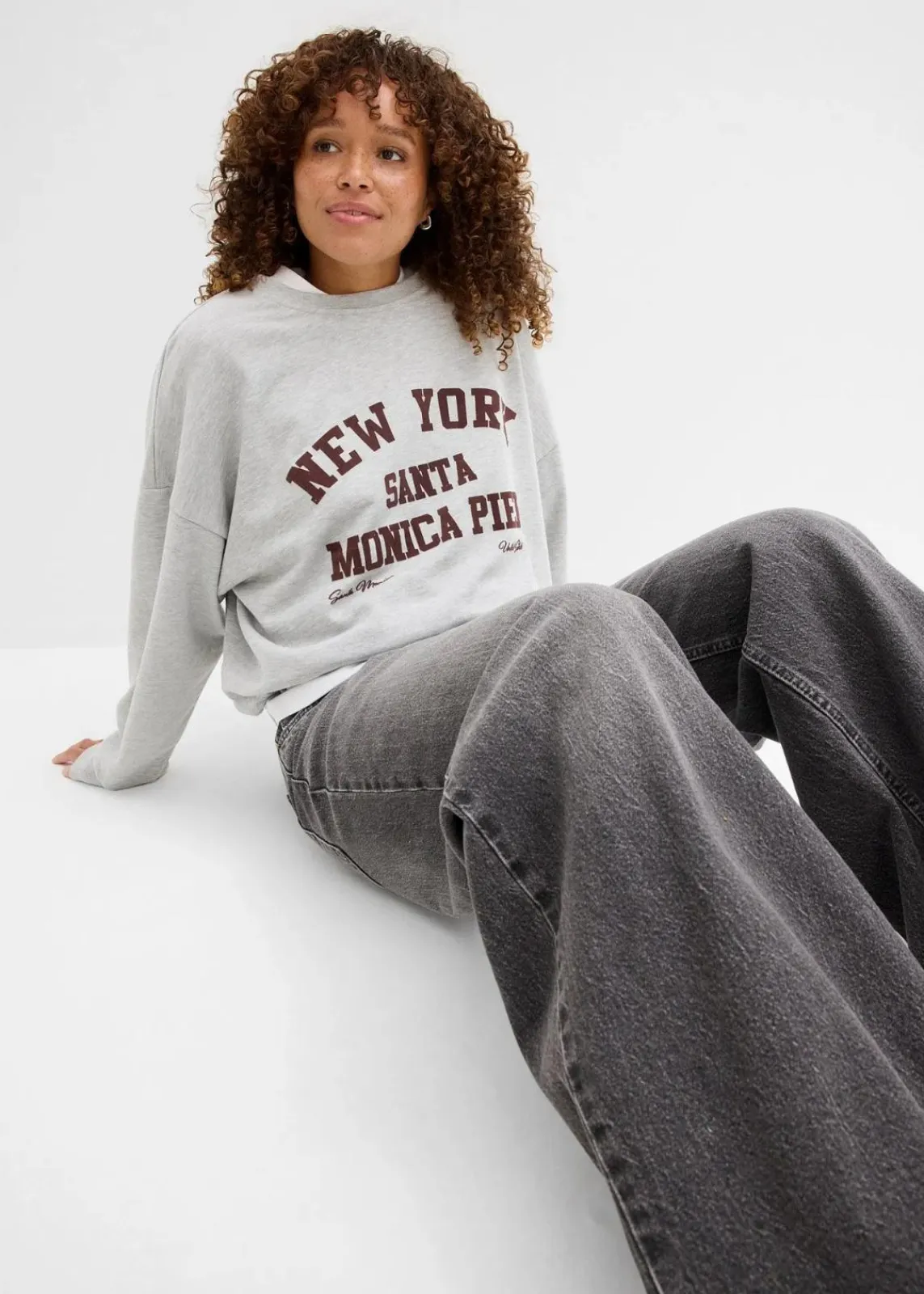 bonprix Nachhaltigere Materialien|Sweat^Oversize-Sweatshirt hellgrau meliert/weinrot bedruckt