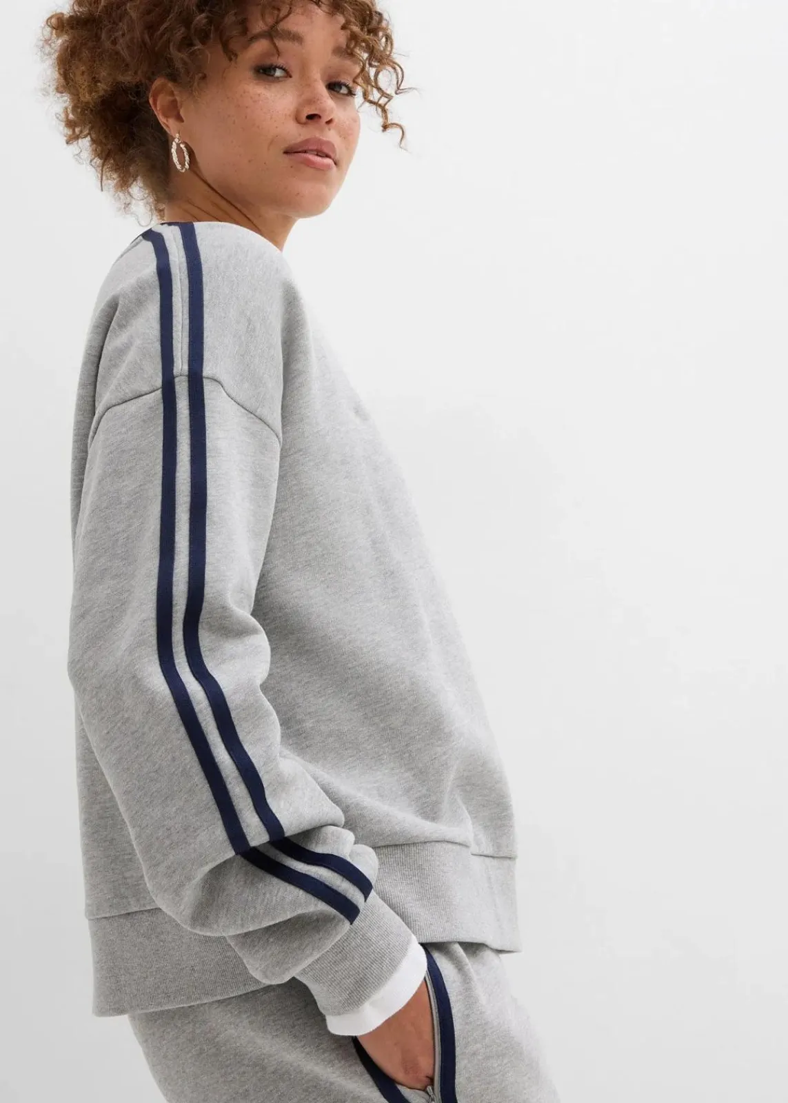 bonprix Sweat|Zweiteiler & Sets^Oversize-Sweatshirt aus weichem Baumwoll-Mix hellgrau meliert/dunkelblau