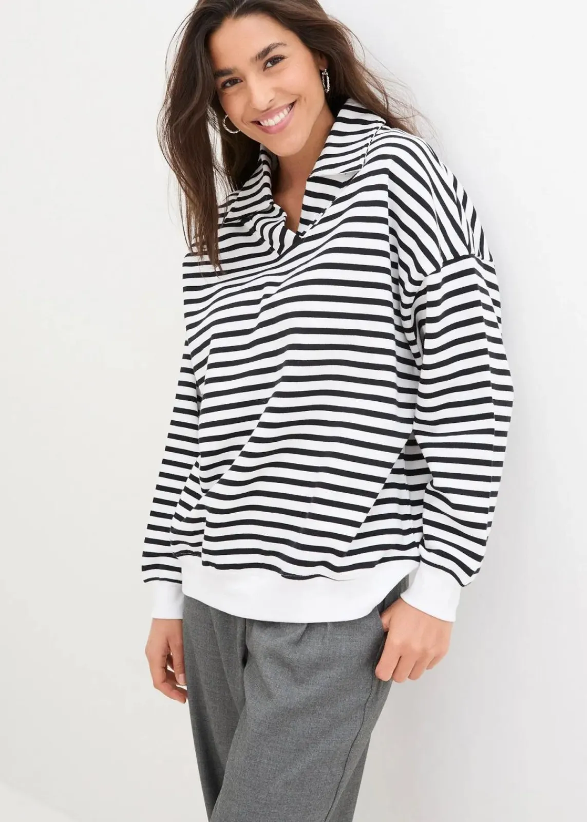 bonprix Bekleidung·Blusen & Tuniken|Nachhaltigere Materialien^Oversize-Sweatshirt mit V-Ausschnitt und Polokragen weiß/schwarz gestreift