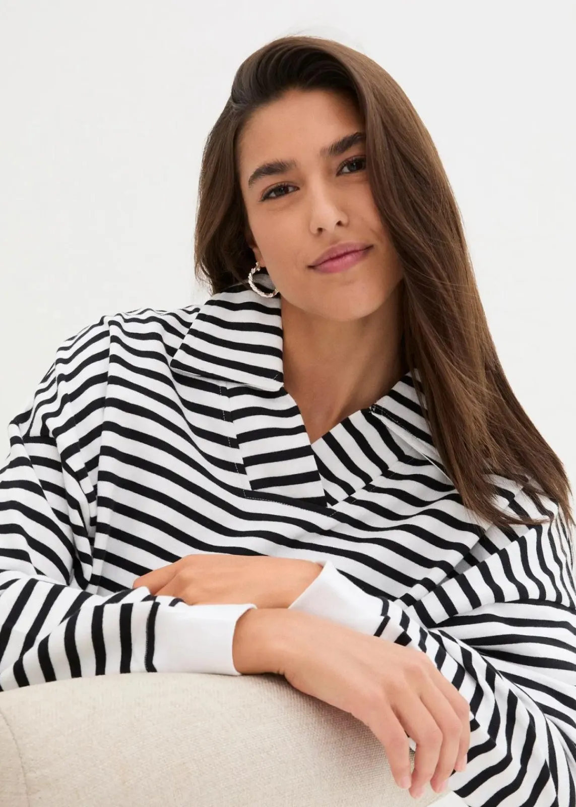 bonprix Bekleidung·Blusen & Tuniken|Nachhaltigere Materialien^Oversize-Sweatshirt mit V-Ausschnitt und Polokragen weiß/schwarz gestreift