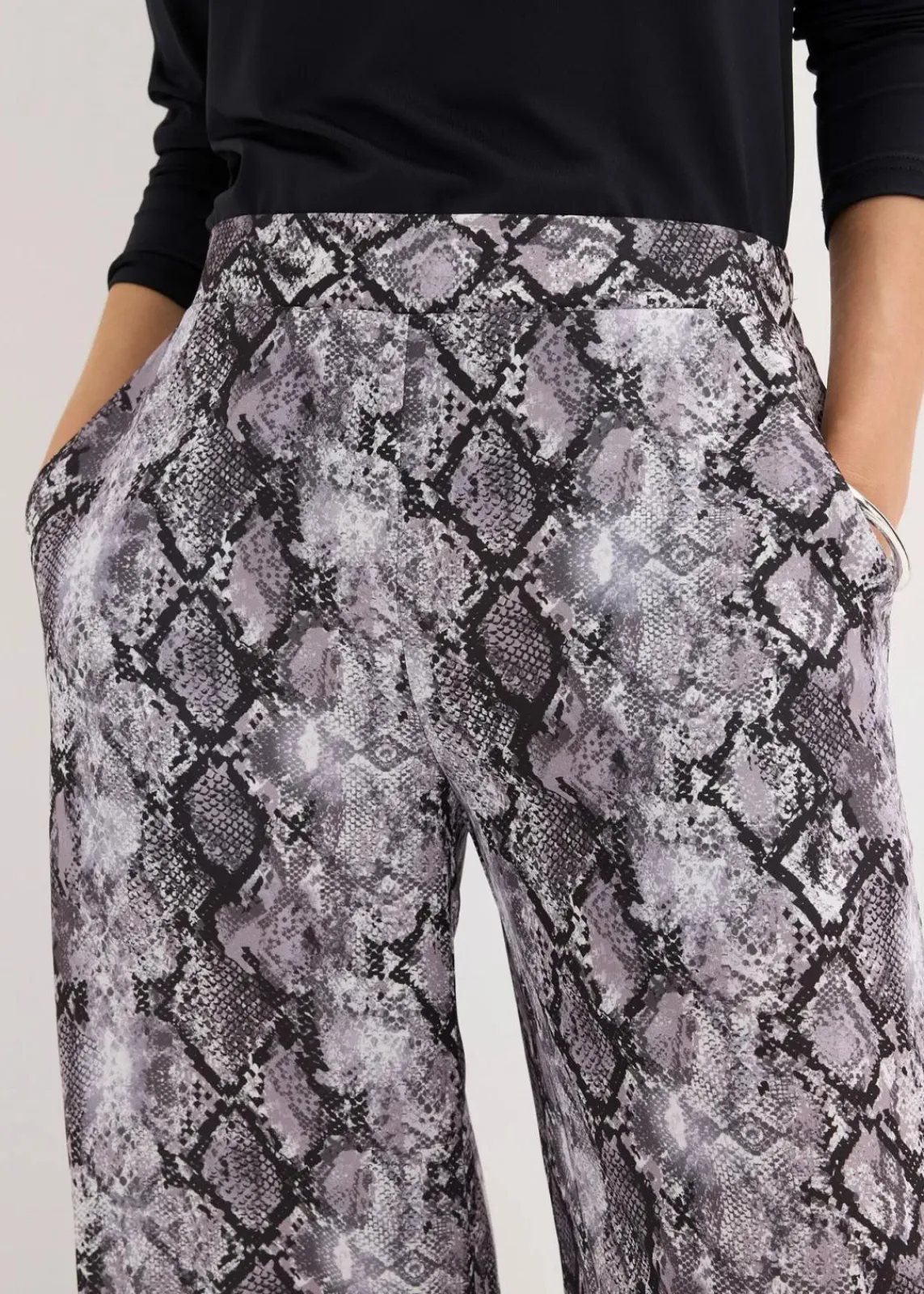 bonprix Bekleidung·Kleider|Nachhaltigere Materialien^Palazzo-Hose graubraun schlange bedruckt