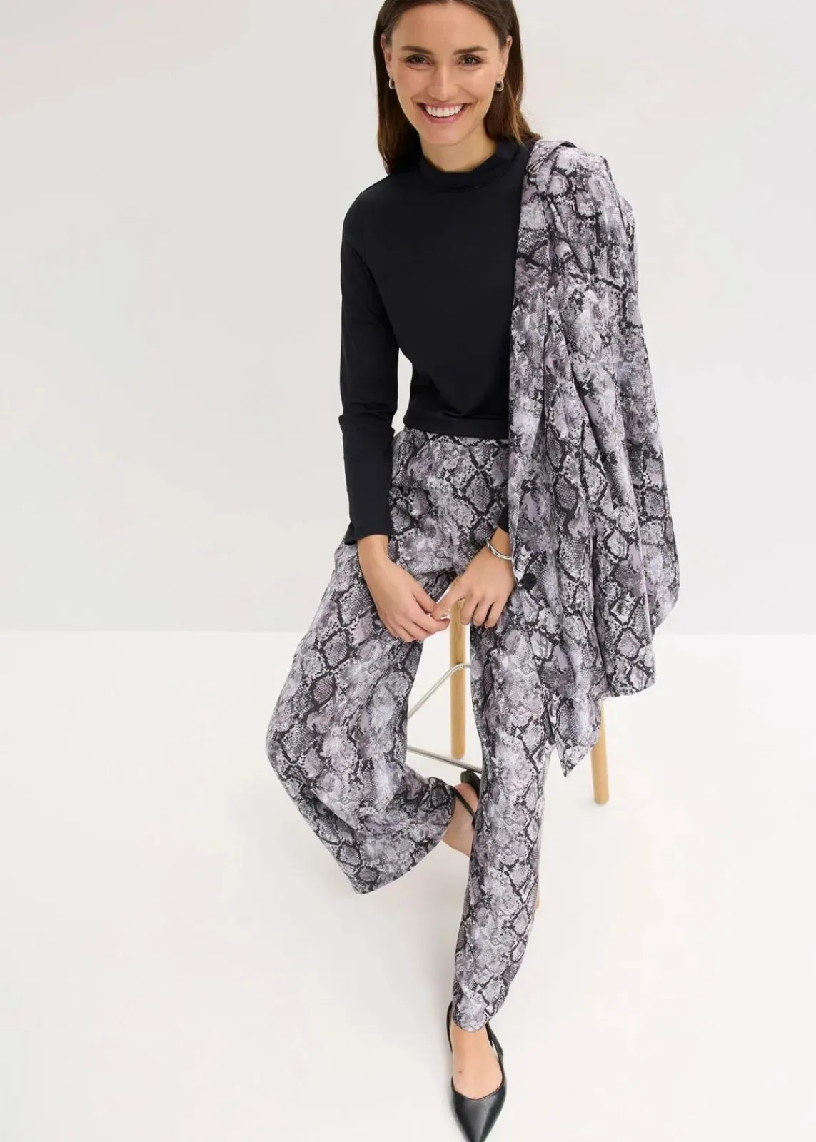 bonprix Bekleidung·Kleider|Nachhaltigere Materialien^Palazzo-Hose graubraun schlange bedruckt