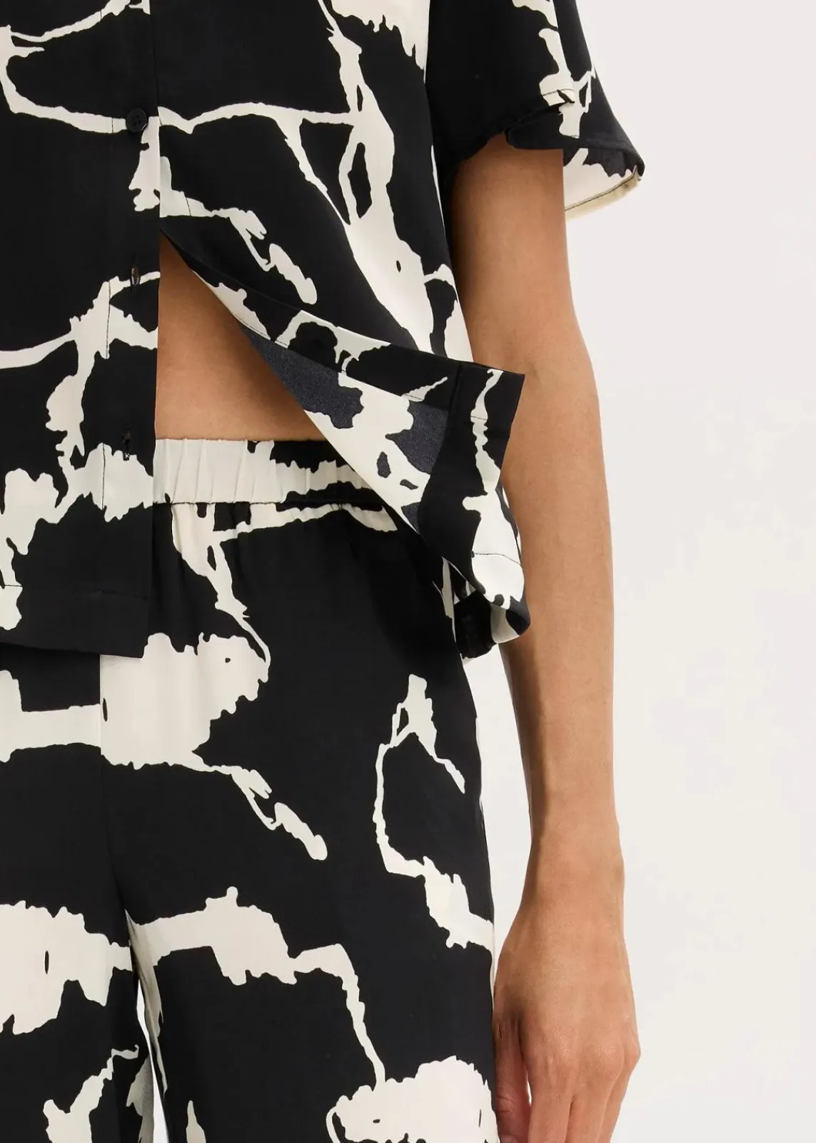 bonprix Bekleidung·Kleider|Zweiteiler & Sets^Palazzo-Hose aus fließendem Satin schwarz/weiß bedruckt