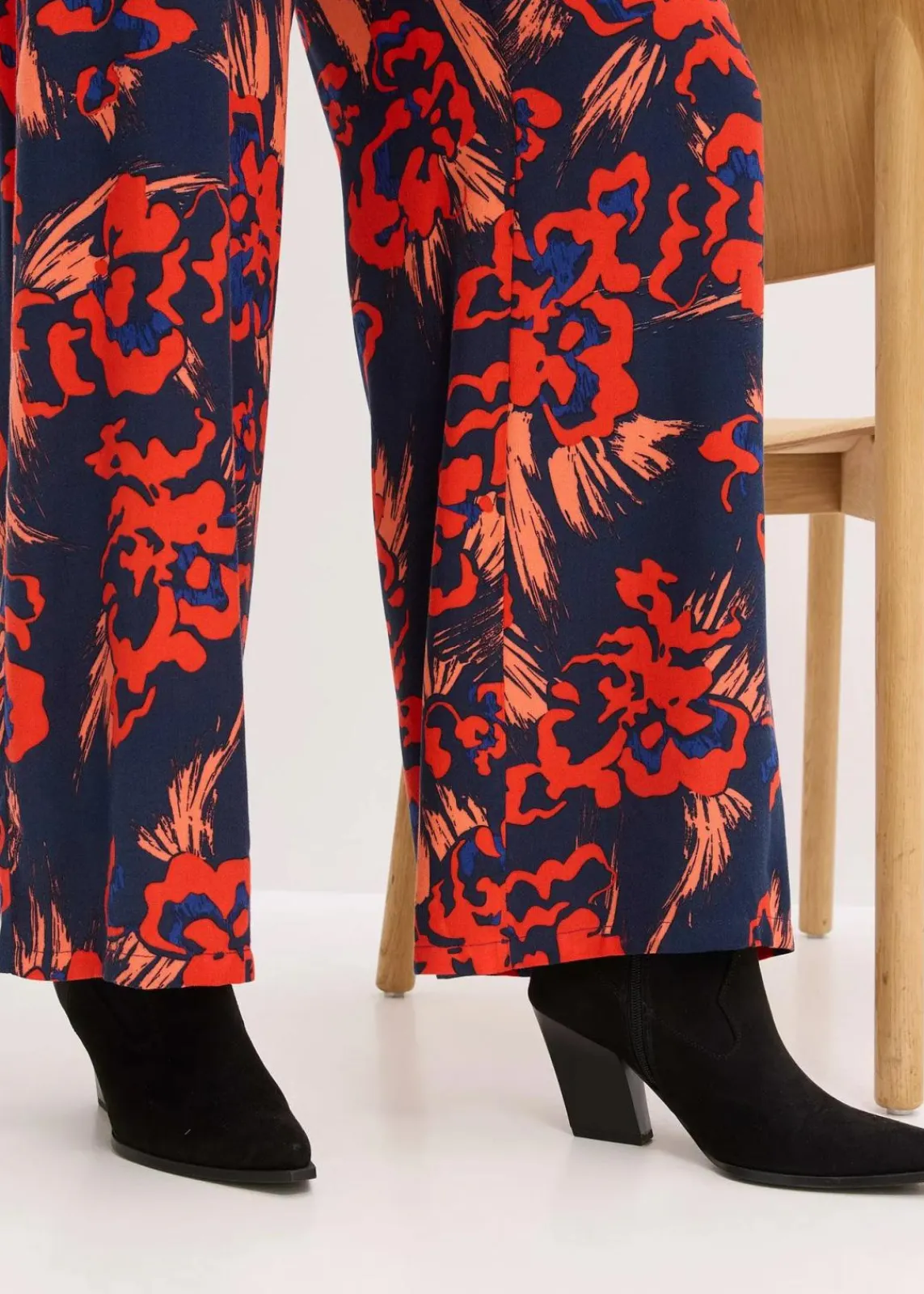 bonprix Bekleidung·Kleider|Nachhaltigere Materialien^Palazzo-Hose aus leichtem Viskose-Crêpe dunkelblau/rot floral