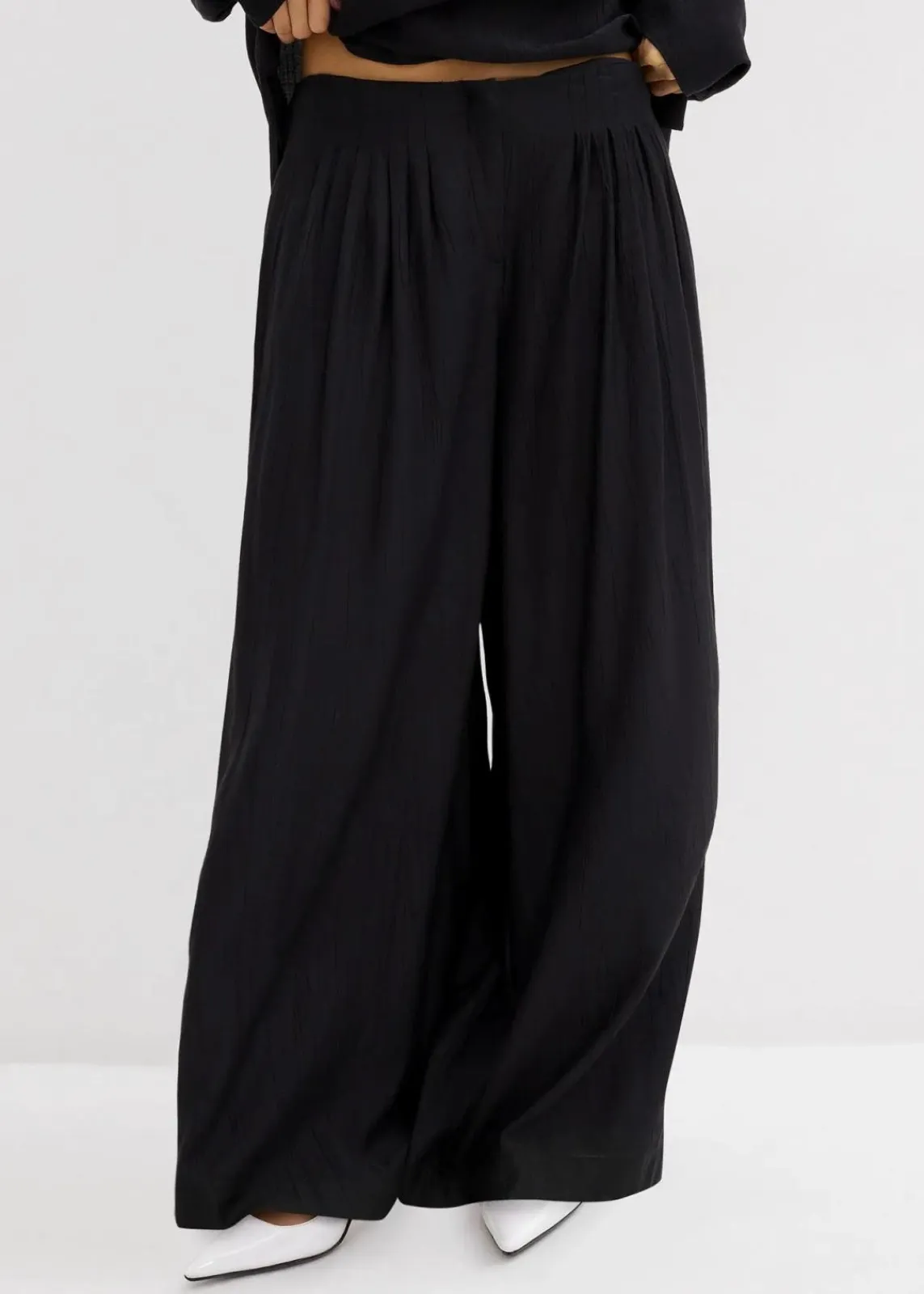 bonprix Bekleidung·Kleider|Zweiteiler & Sets^Palazzo-Hose aus strukturiertem Crinkle-Viskose-Mix schwarz