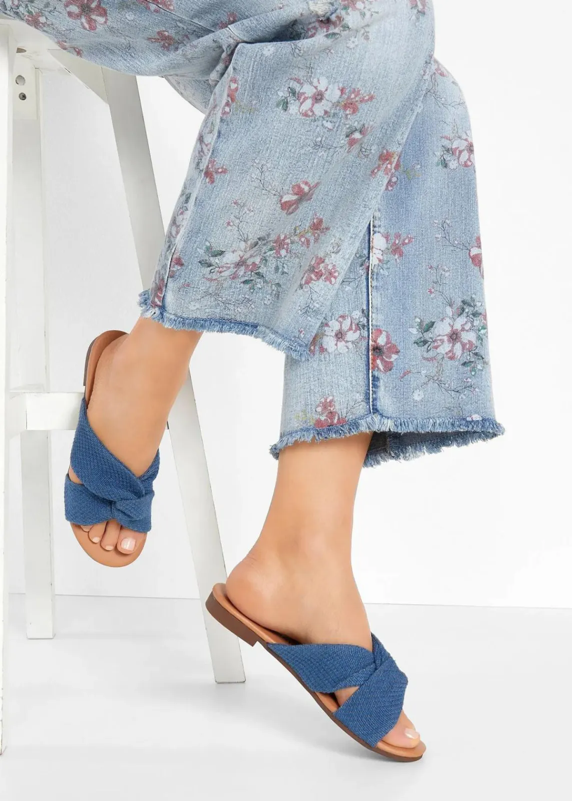 bonprix Sommerschuhe^Pantoletten mit Knoten blau denim