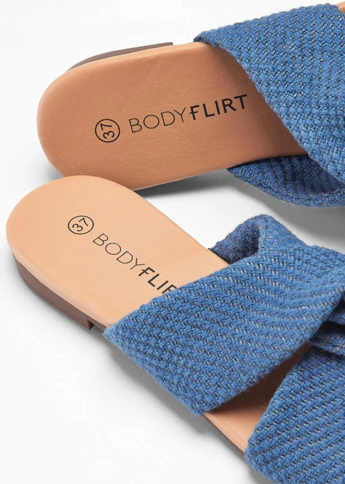 bonprix Sommerschuhe^Pantoletten mit Knoten blau denim