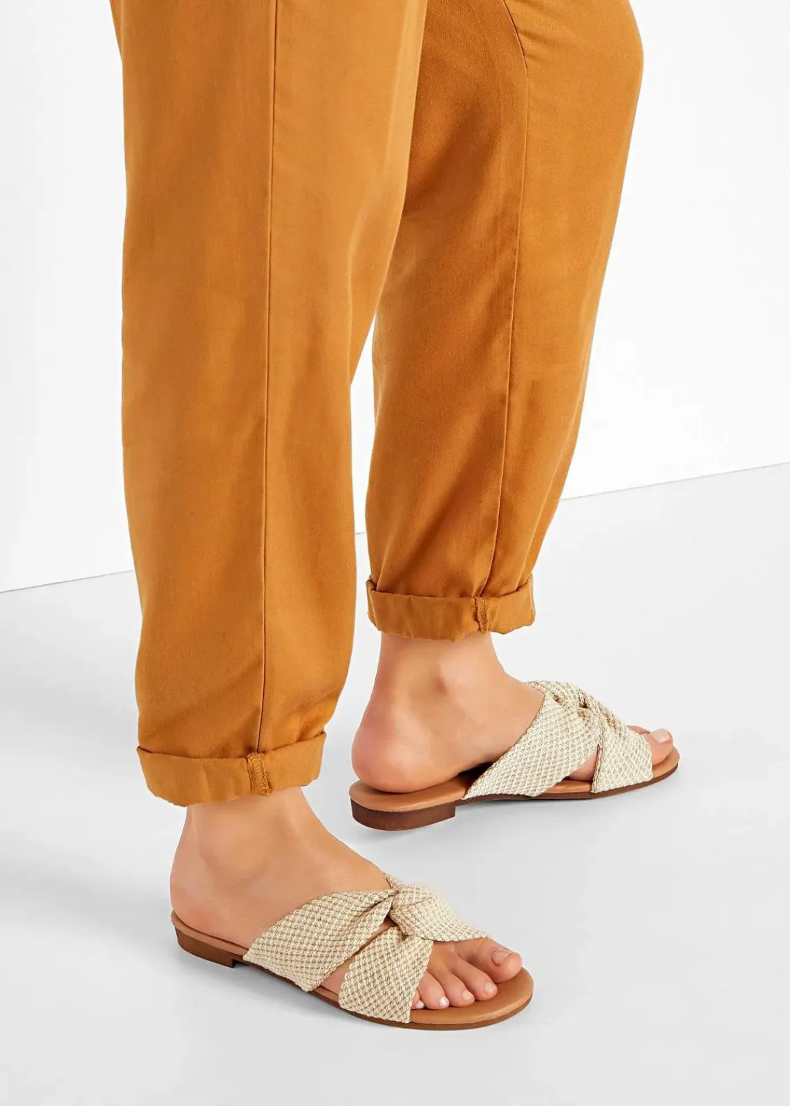 bonprix Sommerschuhe^Pantoletten mit Knoten beige