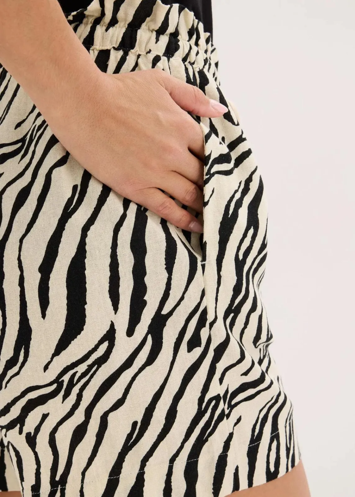 bonprix Nachhaltigere Materialien|Hosen^Paperbag Shorts mit Schnürung natur/schwarz zebra bedruckt