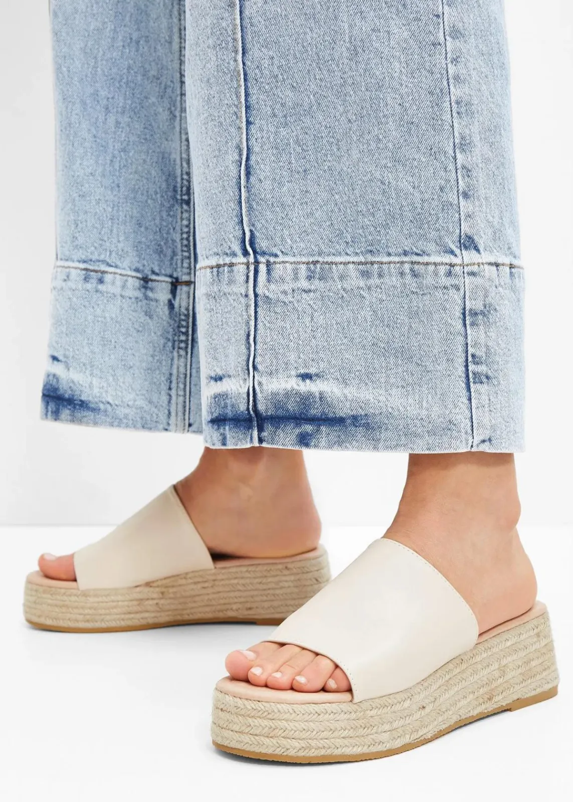 bonprix Sommerschuhe^Plateau-Pantoletten in Bast-Optik beige