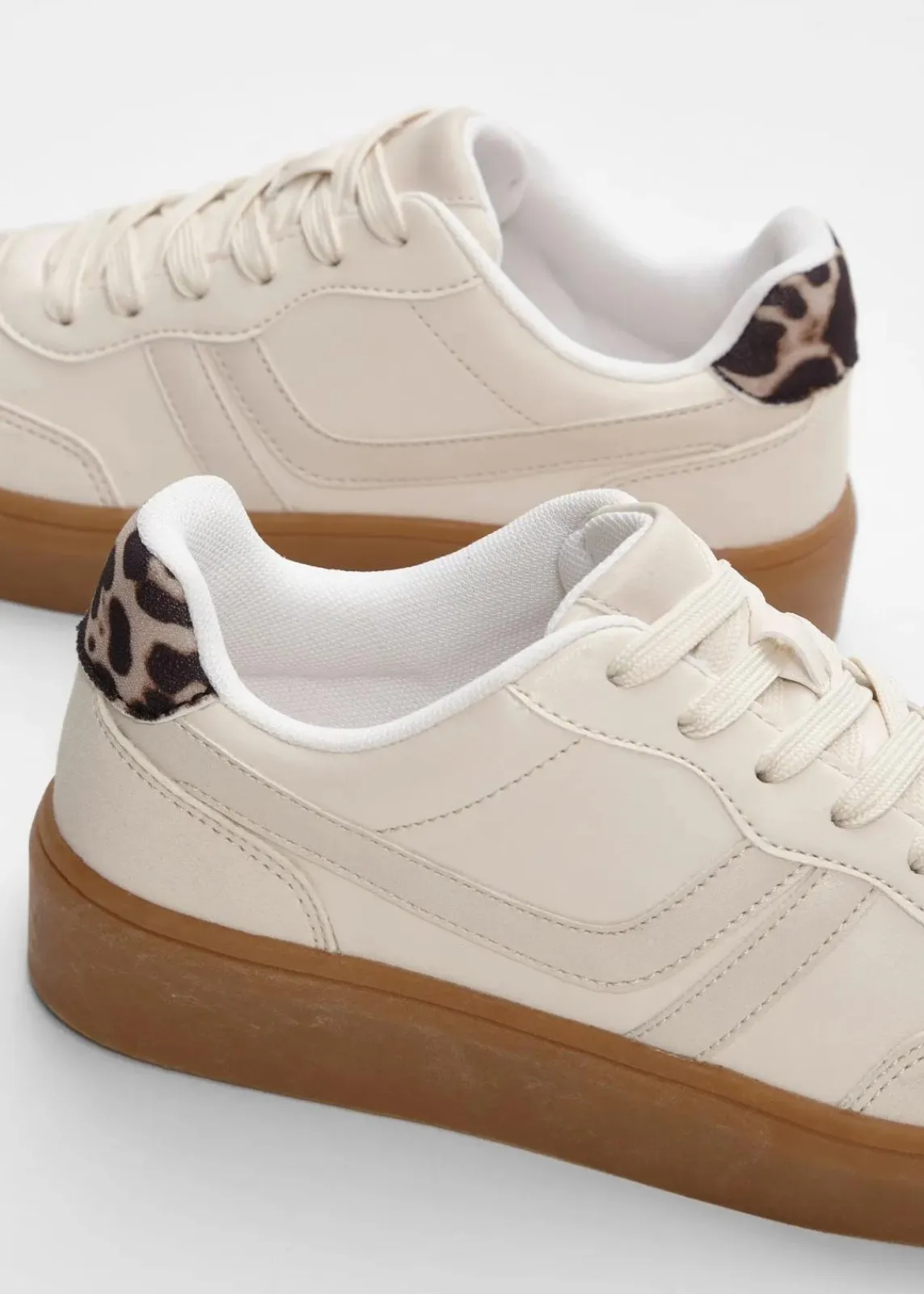 bonprix Sneaker^Plateau-Sneaker im Retrolook wollweiß/beige leo