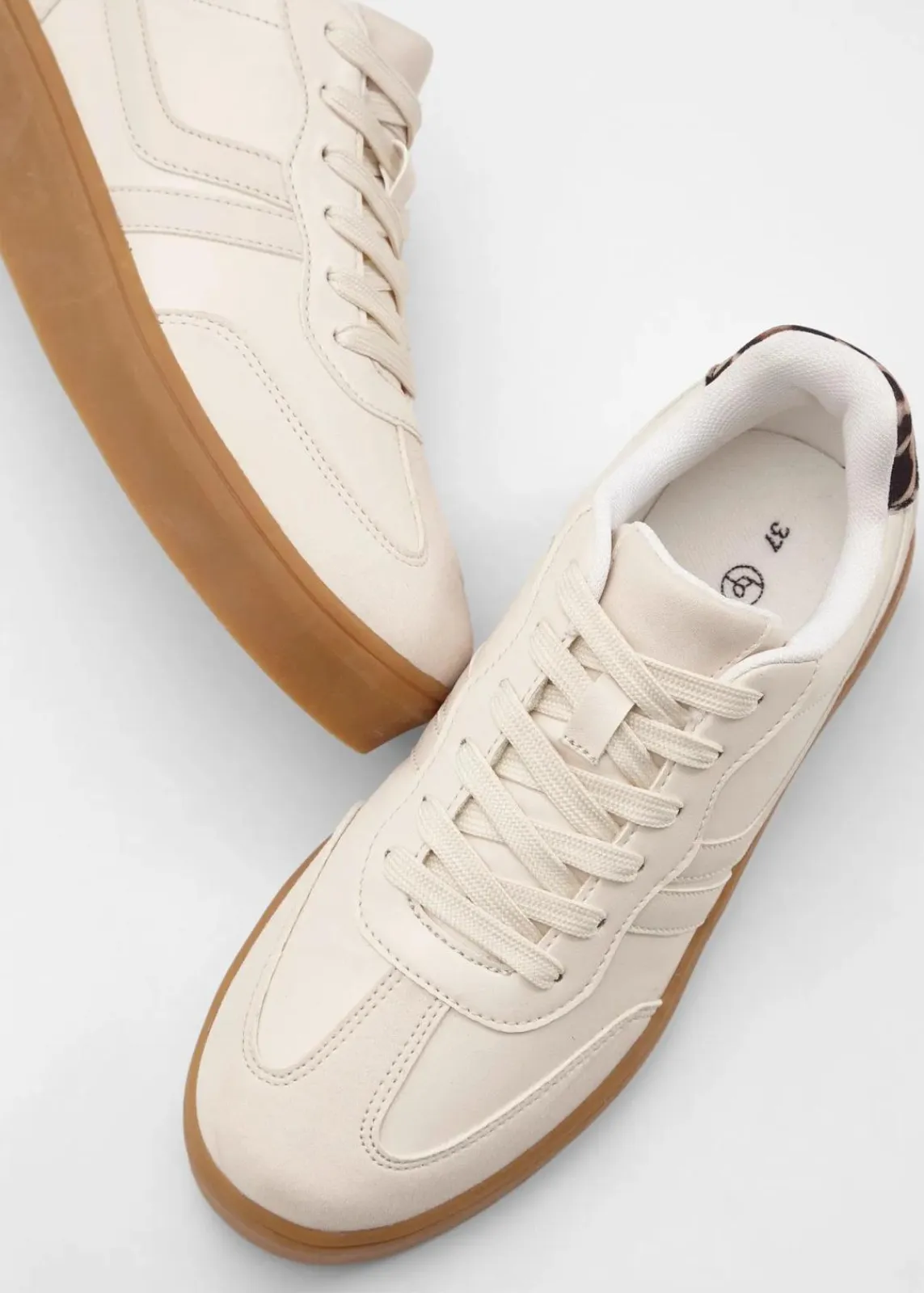 bonprix Sneaker^Plateau-Sneaker im Retrolook wollweiß/beige leo