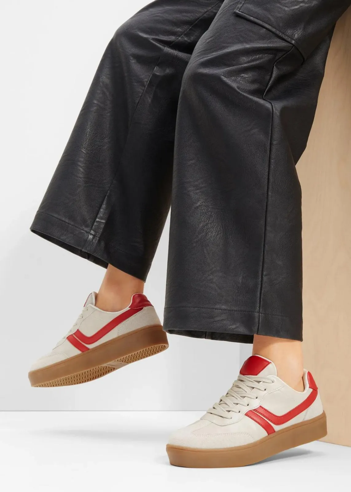 bonprix Sneaker^Plateau-Sneaker im Retrolook hellsand/rot