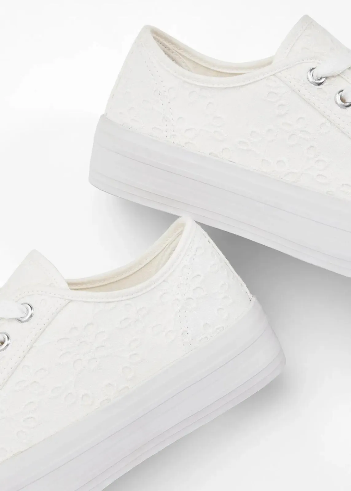 bonprix Sneaker^Plateau-Sneaker mit Lochstickerei weiß