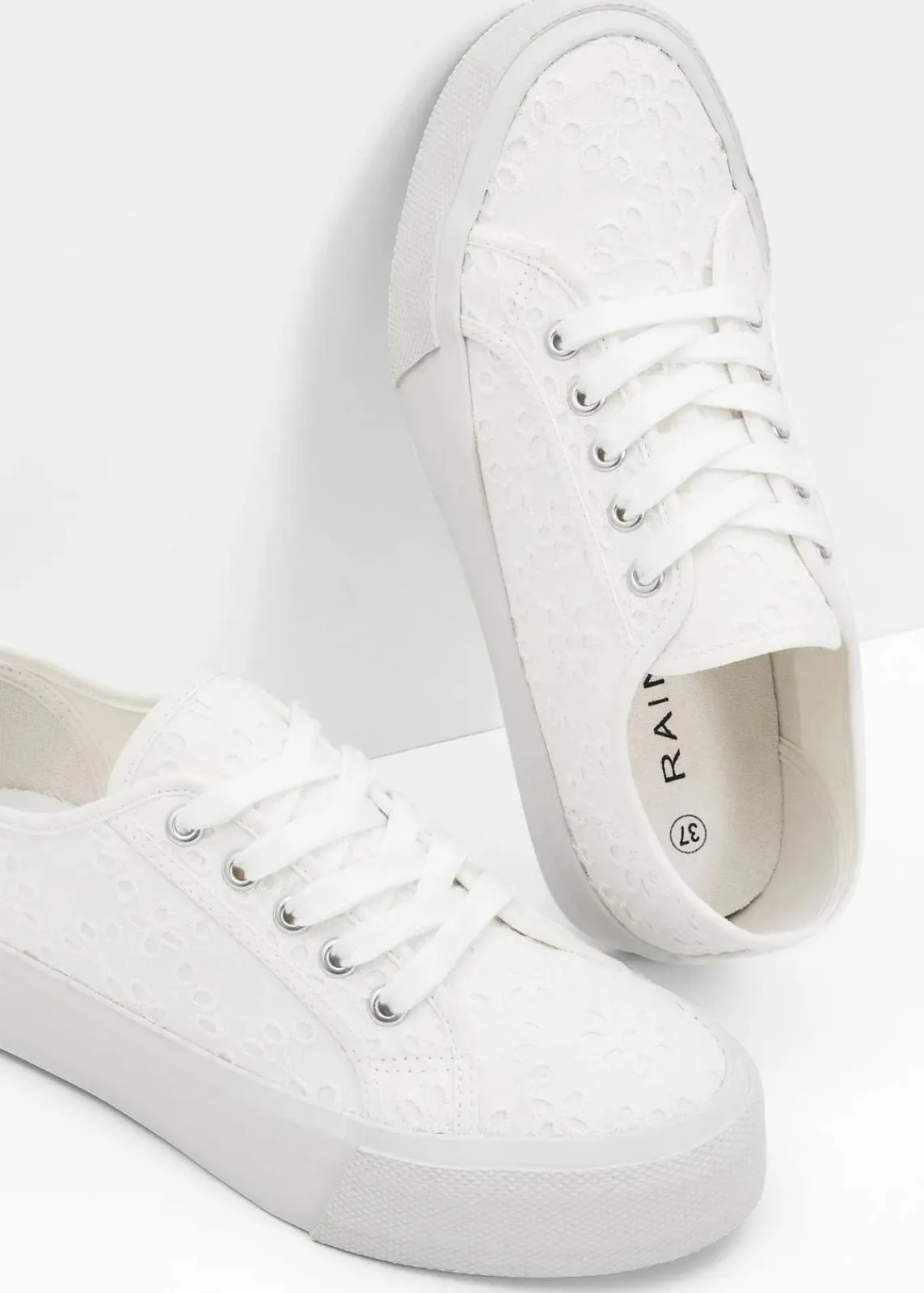 bonprix Sneaker^Plateau-Sneaker mit Lochstickerei weiß