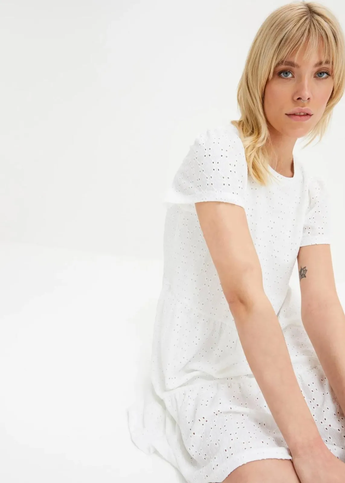 bonprix Bekleidung·Pullover & Strickjacken|Kleider^Polokleid mit Lochstickerei weiß
