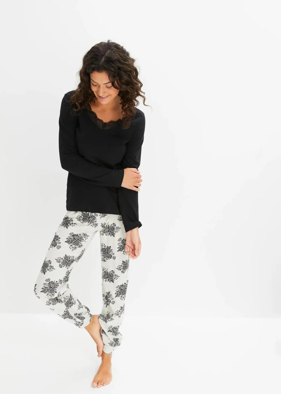 bonprix Wäsche·Nachtwäsche|Nachhaltigere Materialien^Pyjama mit dezenter Spitze schwarz/naturmeliert geblümt