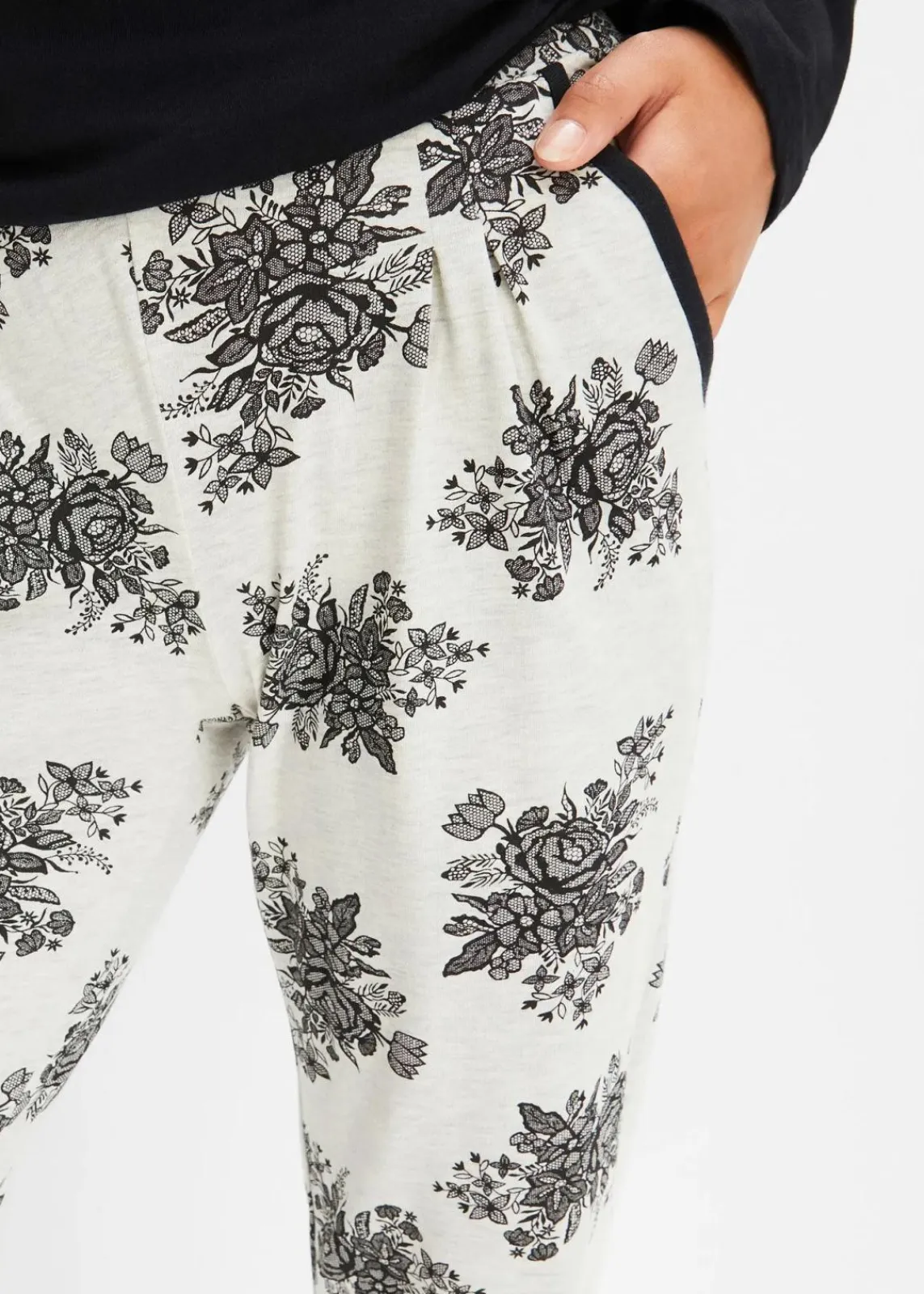 bonprix Wäsche·Nachtwäsche|Nachhaltigere Materialien^Pyjama mit dezenter Spitze schwarz/naturmeliert geblümt