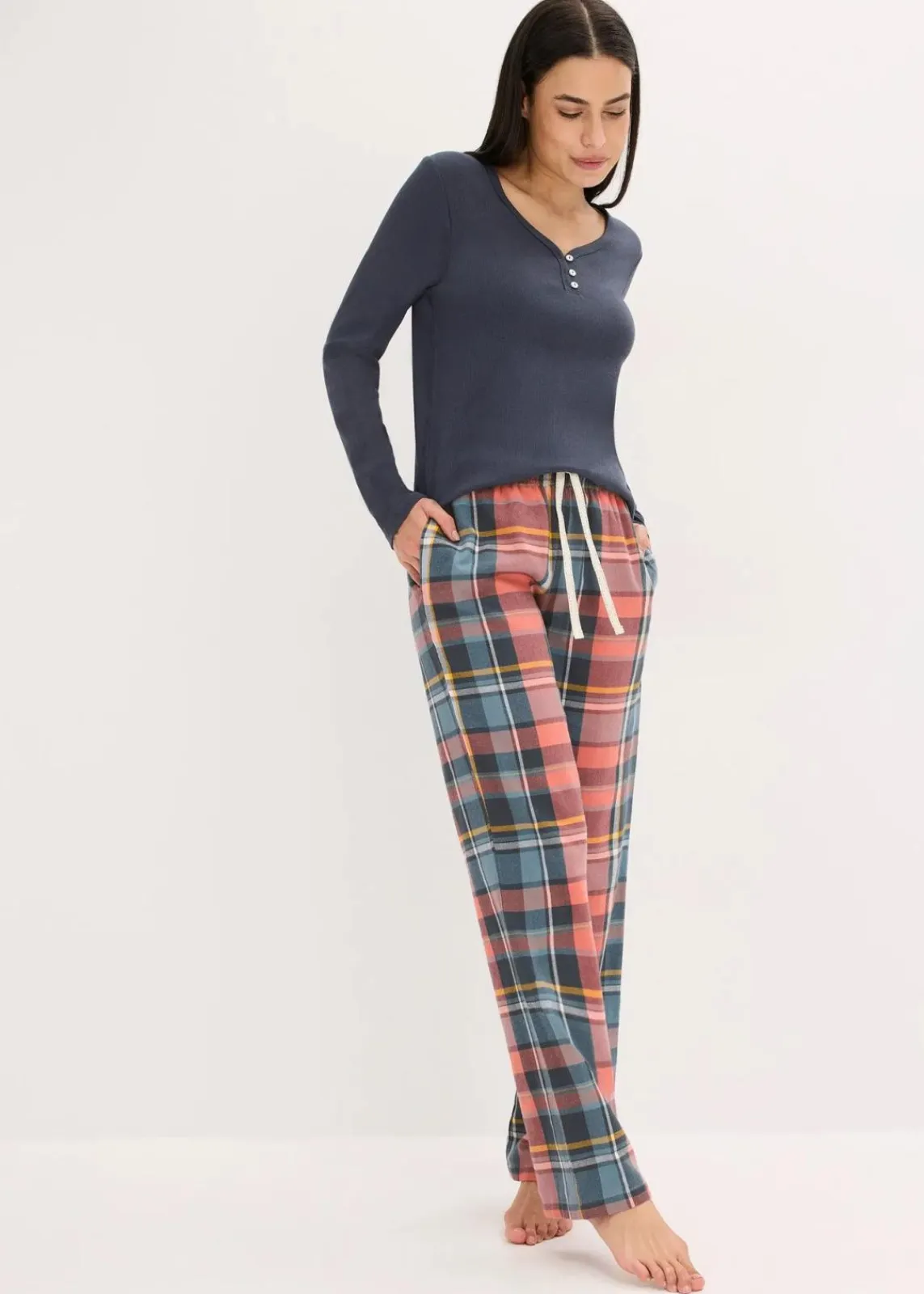 bonprix Wäsche·Nachtwäsche|Nachtwäsche^Pyjama mit Rippshirt und Flanellhose aus Glitzergarn nachtblau/rhabarber kariert